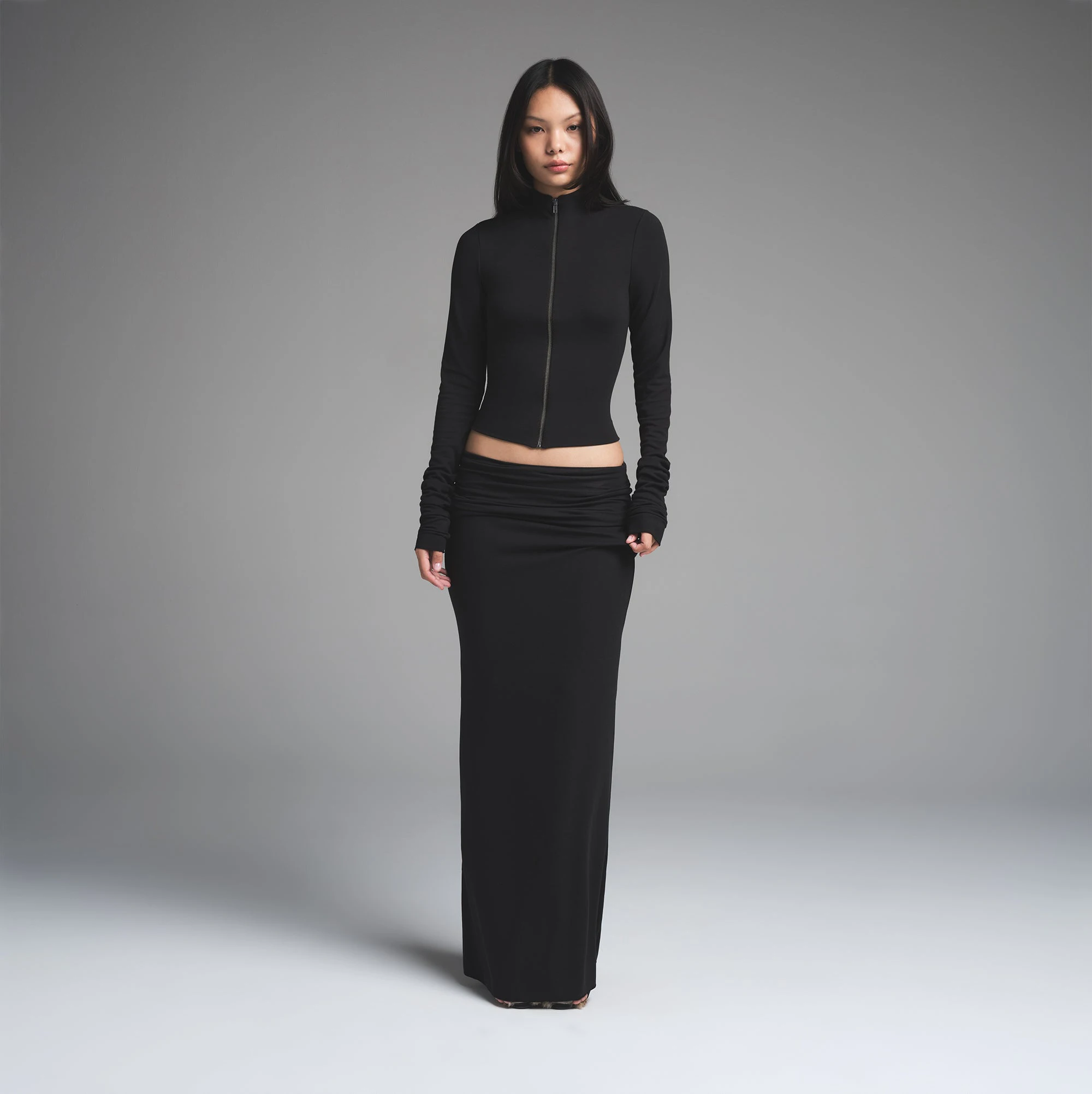 SKIMS CLOUD FOLDOVER SKIRT | ONYX ON A MODEL FRONT VIEW | FOCUS: 0.0, 1.0, 0.9