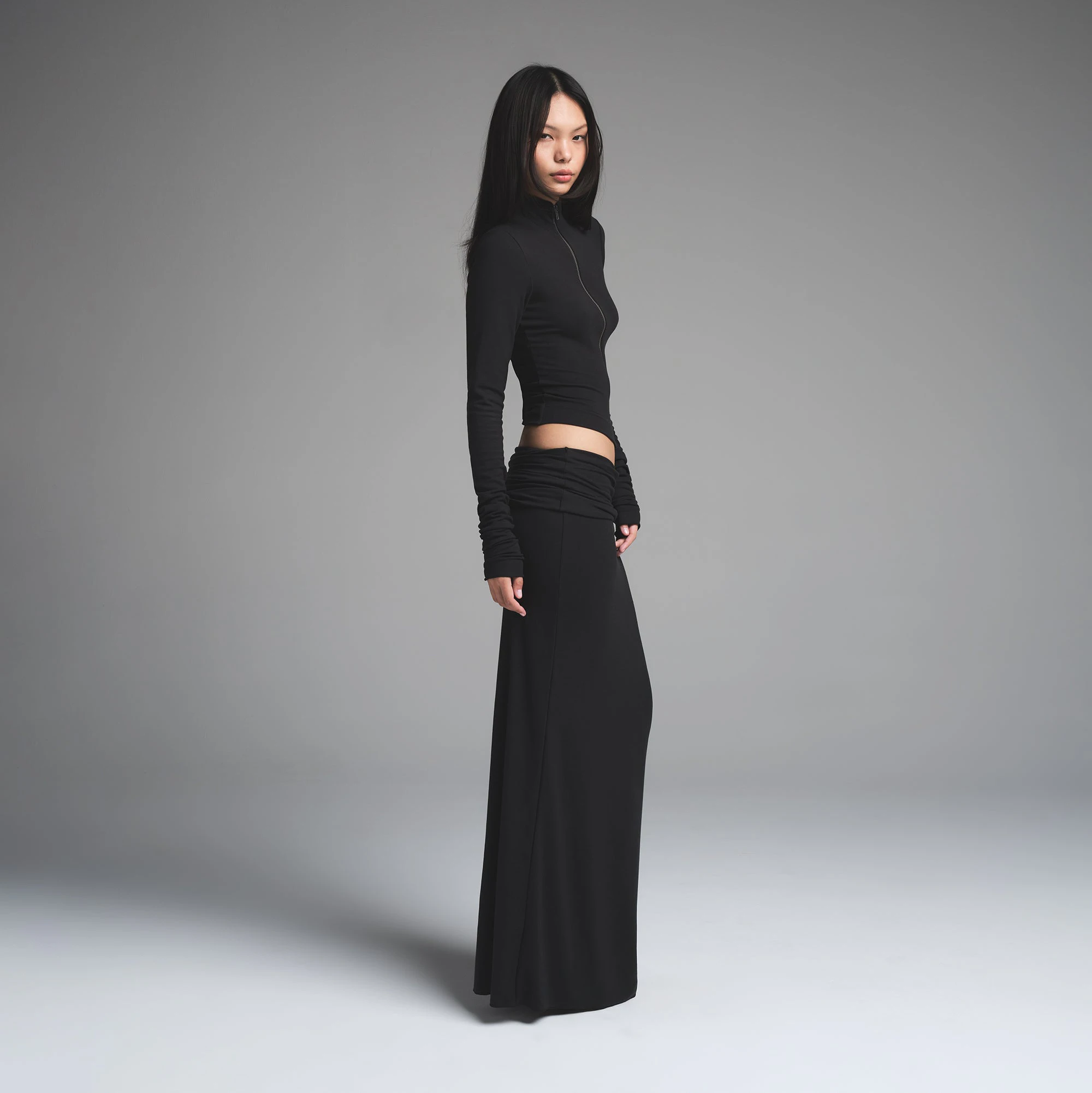 SKIMS CLOUD FOLDOVER SKIRT | ONYX ON A MODEL SIDE VIEW | FOCUS: 0.0, 1.0, 0.9