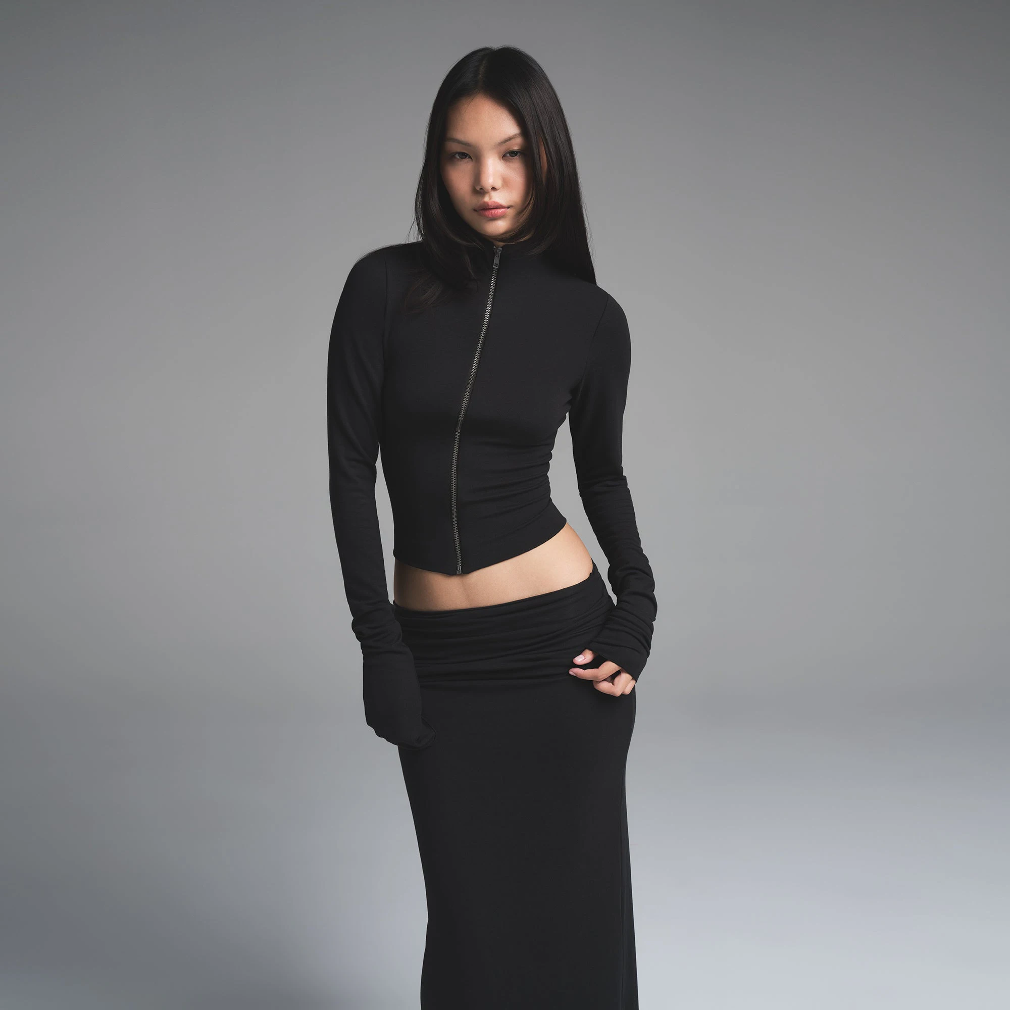 SKIMS CLOUD FOLDOVER SKIRT | ONYX ON A MODEL FRONT VIEW | FOCUS: 0.0, 1.0, 0.9