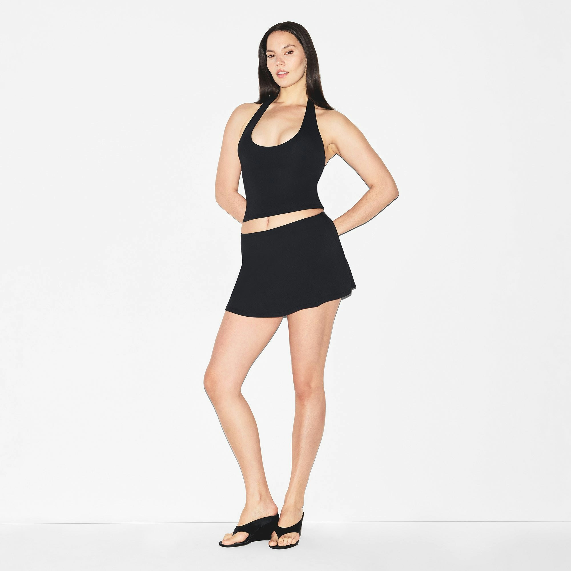 SMOOTH LAYERS SKORT | OBSIDIAN ON A MODEL FRONT VIEW | FOCUS: 0.0, 1.0, 0.9