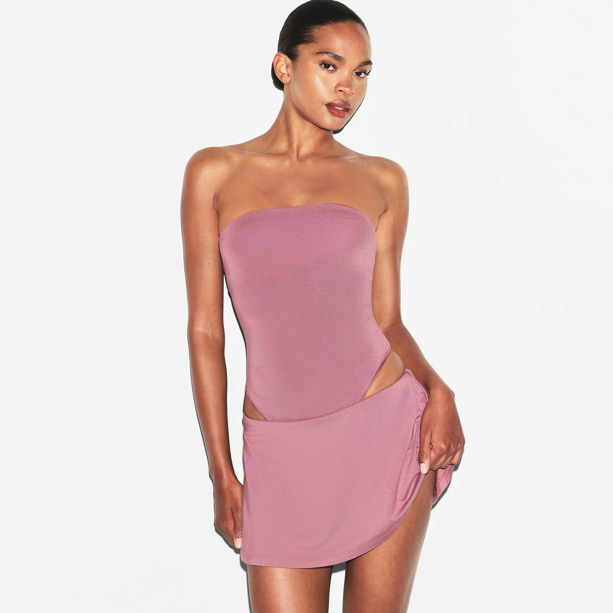 SMOOTH LAYERS SKORT | REDWOOD ON A MODEL FRONT VIEW | FOCUS: 0.0, 1.0, 0.9