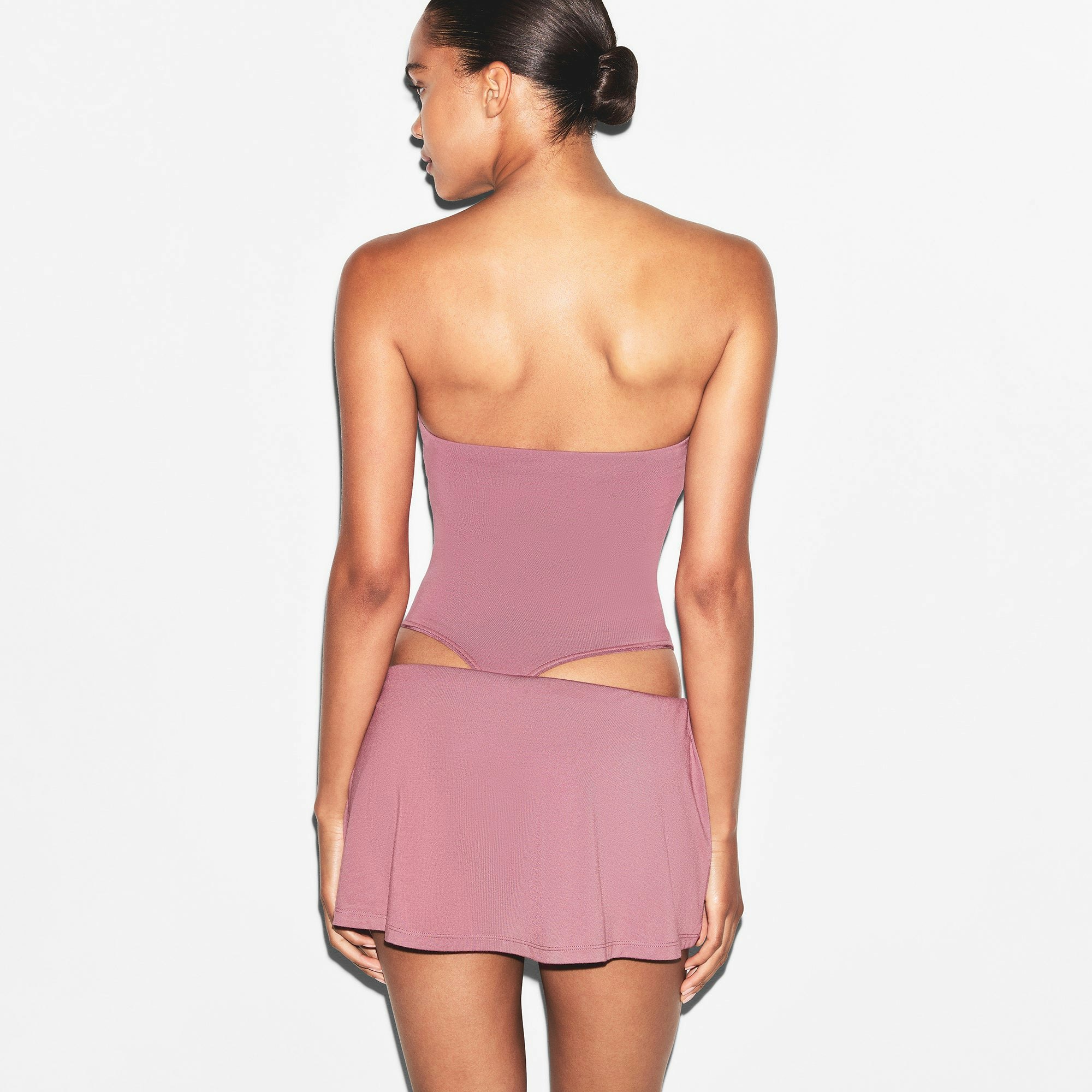 SMOOTH LAYERS SKORT | REDWOOD ON A MODEL BACK VIEW | FOCUS: 0.0, 1.0, 0.9