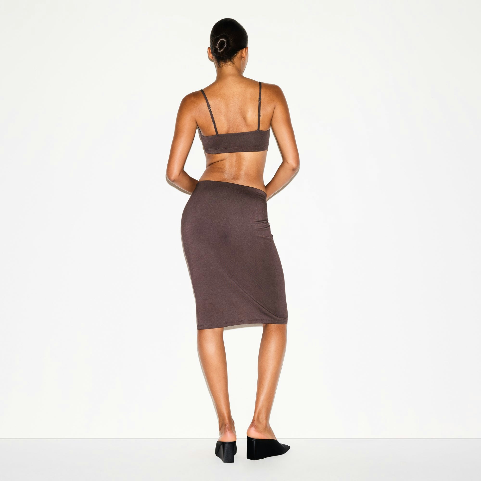 SMOOTH LAYERS MIDI SKIRT | RAISIN ON A MODEL FRONT VIEW @ | FOCUS: 0.0, 1.0, 0.9