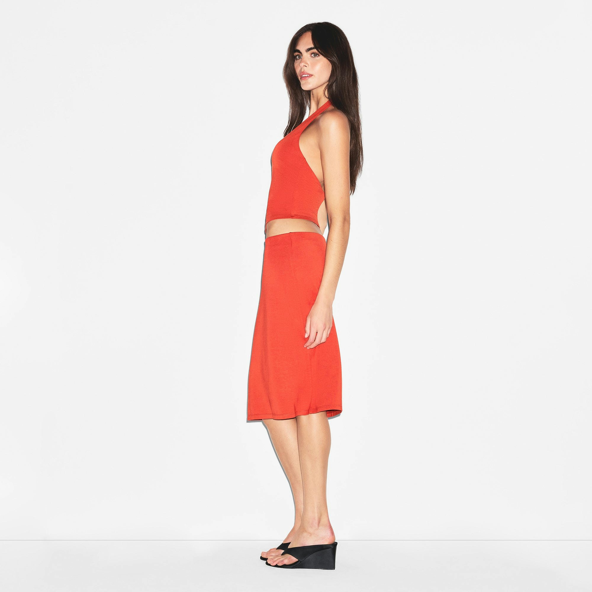 SMOOTH LAYERS MIDI SKIRT | TERRA ON A MODEL SIDE VIEW | FOCUS: 0.0, 1.0, 0.9