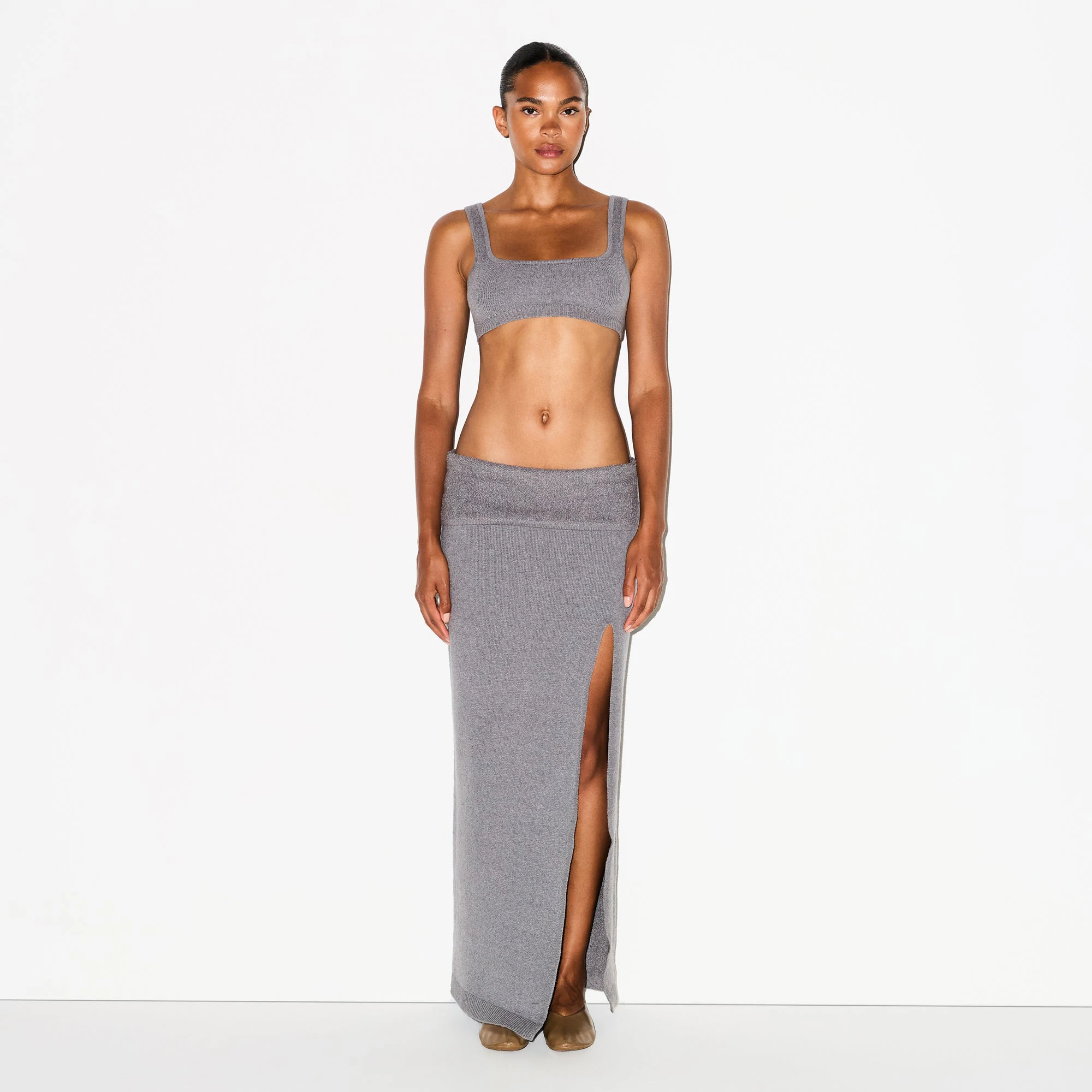 TEXTURED KNIT HIGH SLIT LONG SKIRT | DARK HEATHER GREY ON A MODEL FRONT VIEW @ | FOCUS: 0.0, 1.0, 0.9