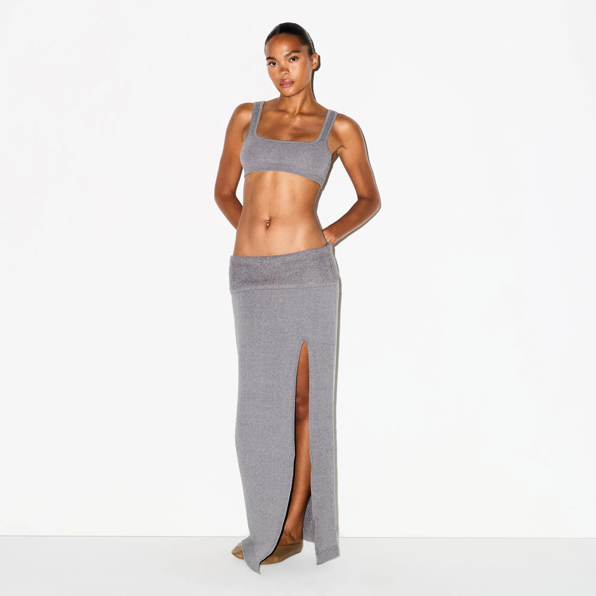 TEXTURED KNIT HIGH SLIT LONG SKIRT | DARK HEATHER GREY ON A MODEL FRONT VIEW @ | FOCUS: 0.0, 1.0, 0.9