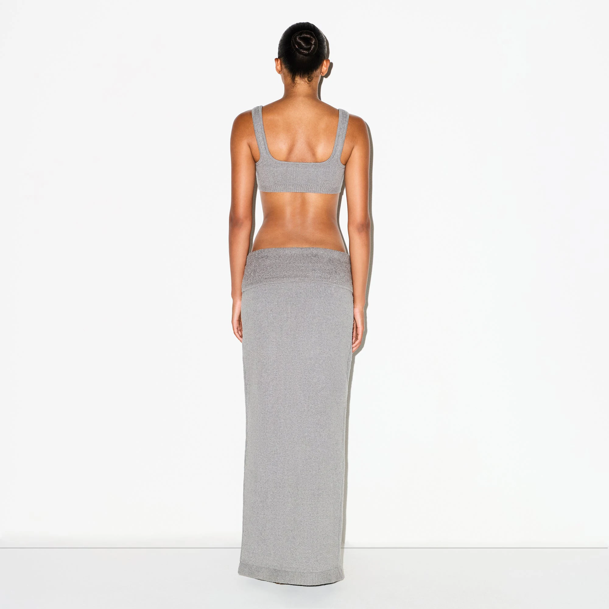 TEXTURED KNIT HIGH SLIT LONG SKIRT | DARK HEATHER GREY ON A MODEL FRONT VIEW @ | FOCUS: 0.0, 1.0, 0.9