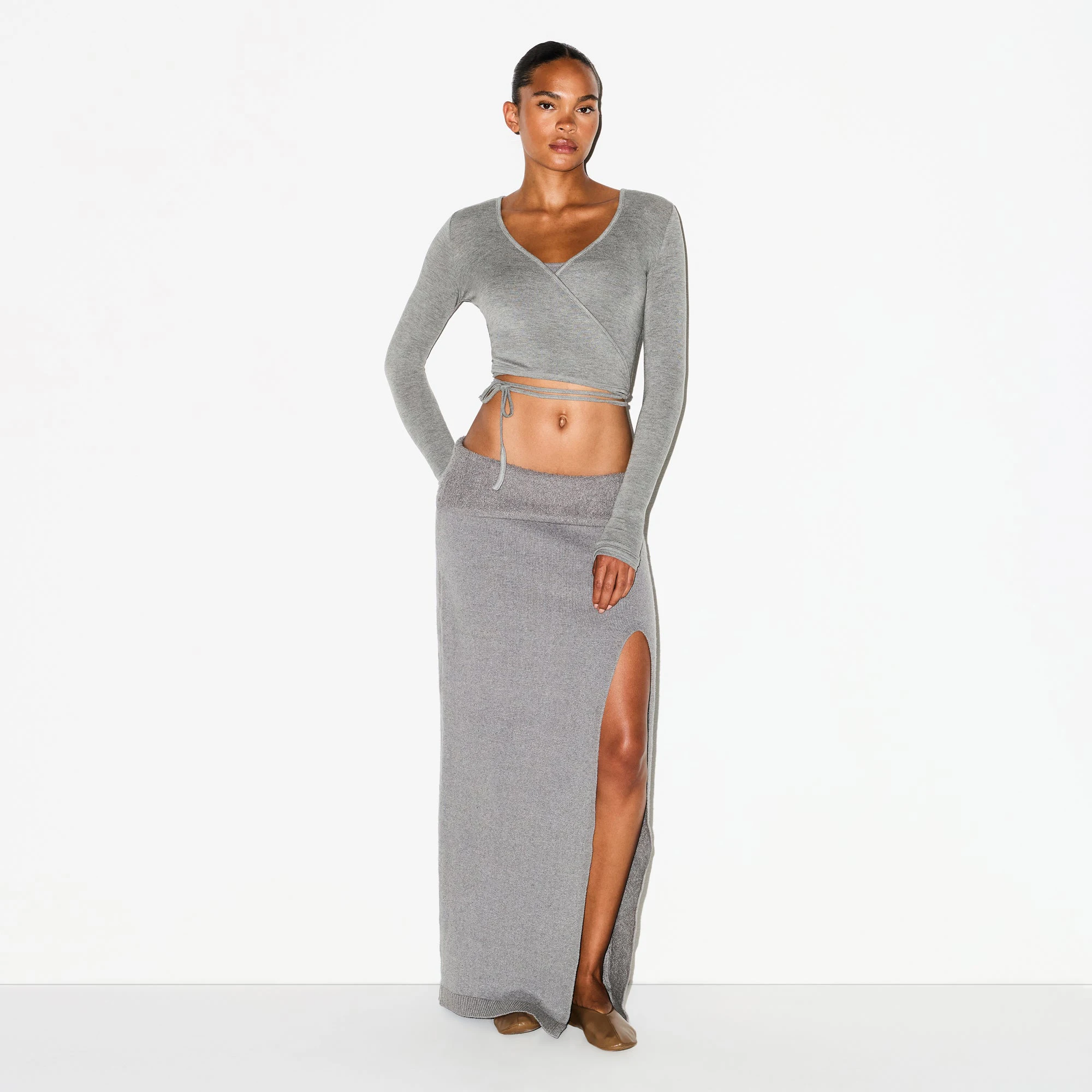 TEXTURED KNIT HIGH SLIT LONG SKIRT | DARK HEATHER GREY ON A MODEL FRONT VIEW @ | FOCUS: 0.0, 1.0, 0.9
