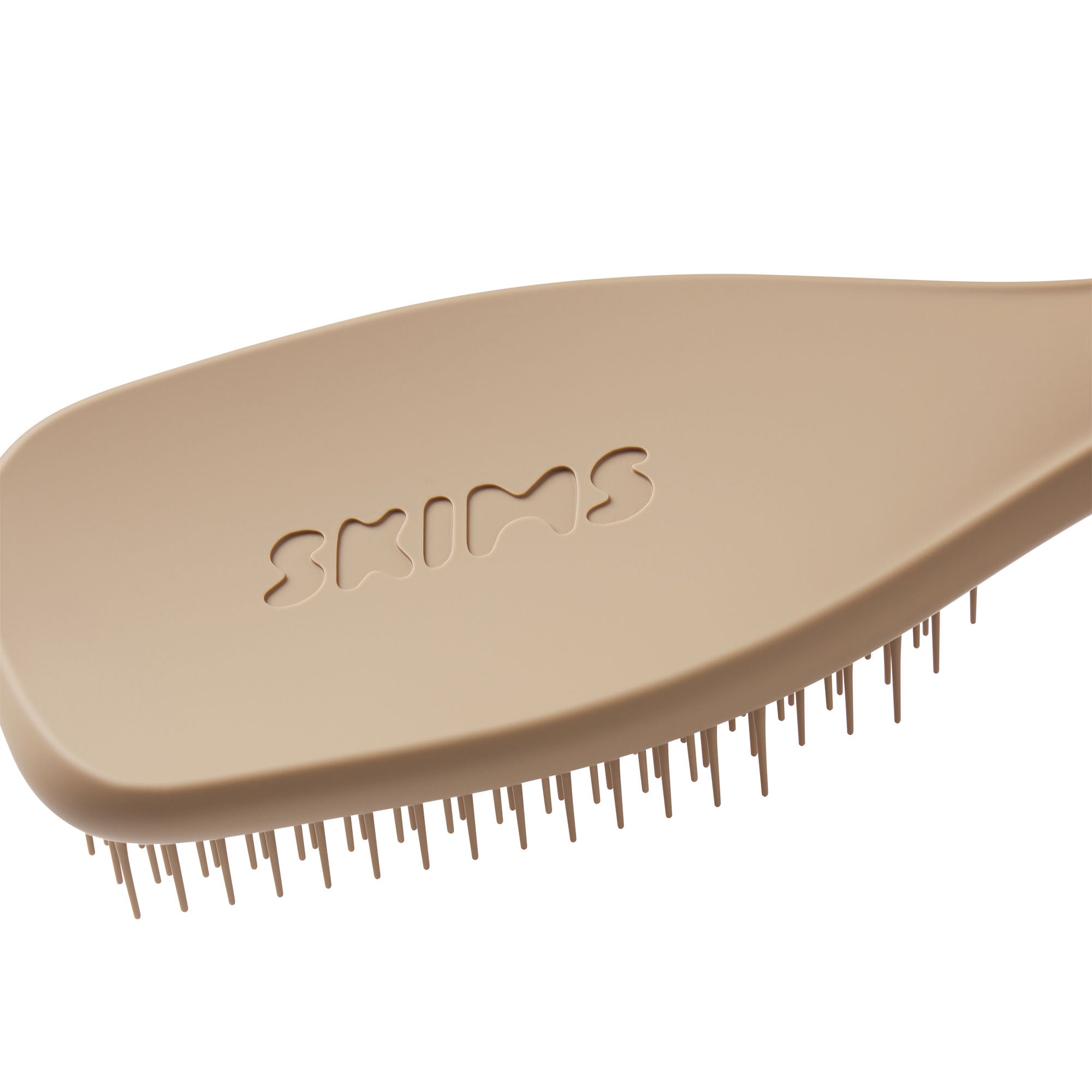 TANGLE TEEZER X SKIMS THE ULTIMATE DETANGLER | STRAIGHT TO WAVY CLAY FLAT ON A WHITE BACKGROUND | FLT