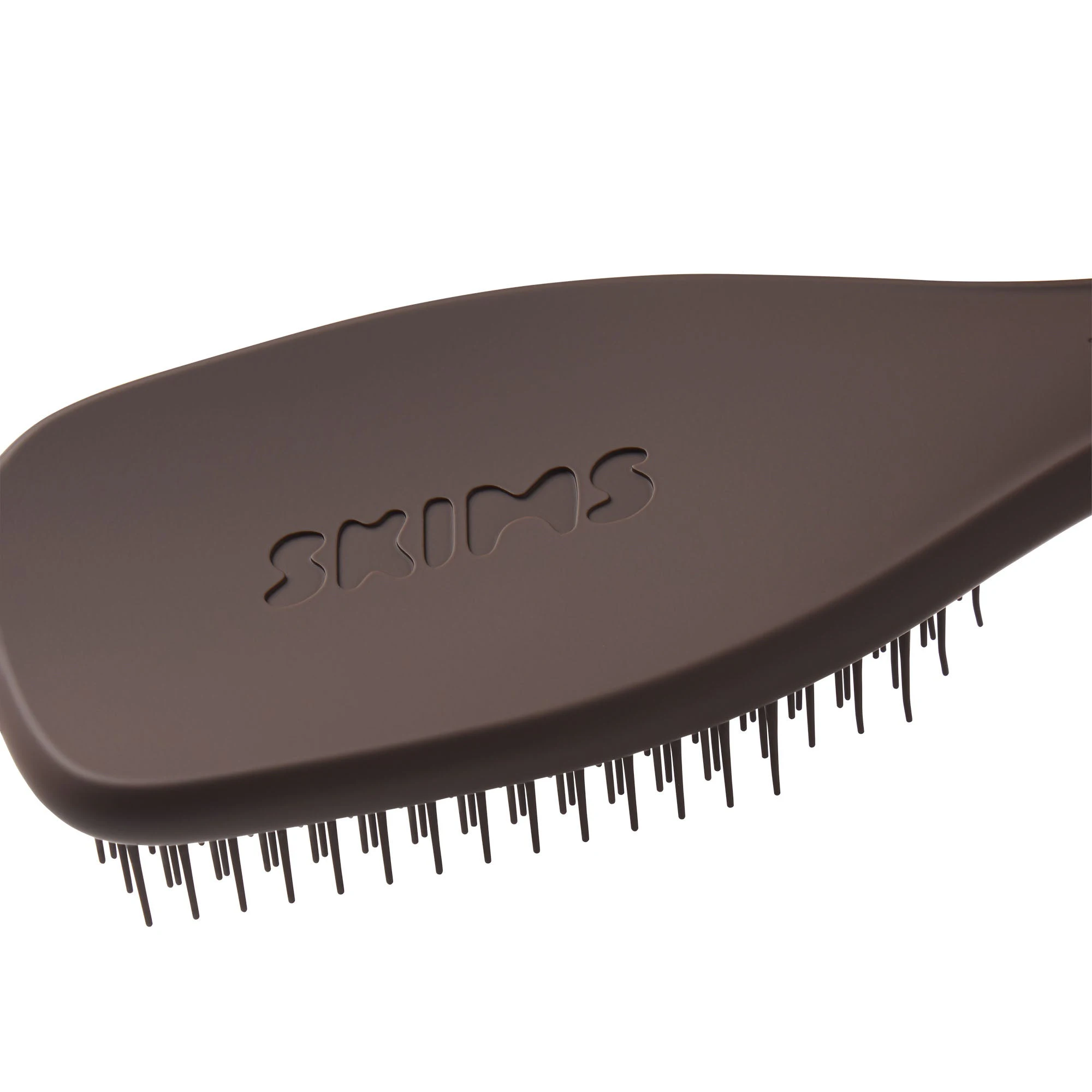 TANGLE TEEZER X SKIMS THE ULTIMATE DETANGLER | FINE AND FRAGILE COCOA FLAT ON A WHITE BACKGROUND | FLT