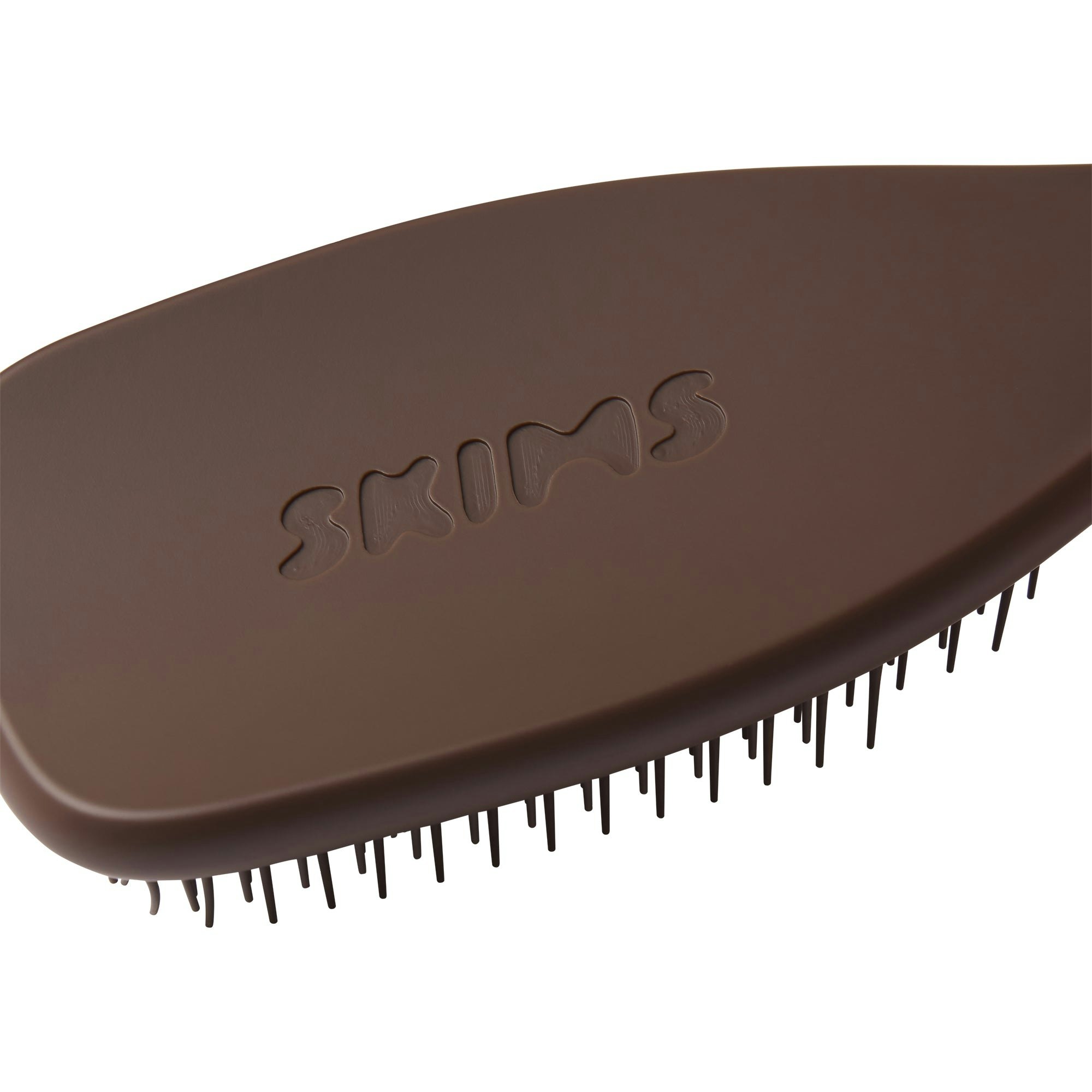TANGLE TEEZER X SKIMS THE ULTIMATE DETANGLER | FINE AND FRAGILE COCOA FLAT ON A WHITE BACKGROUND | FLT