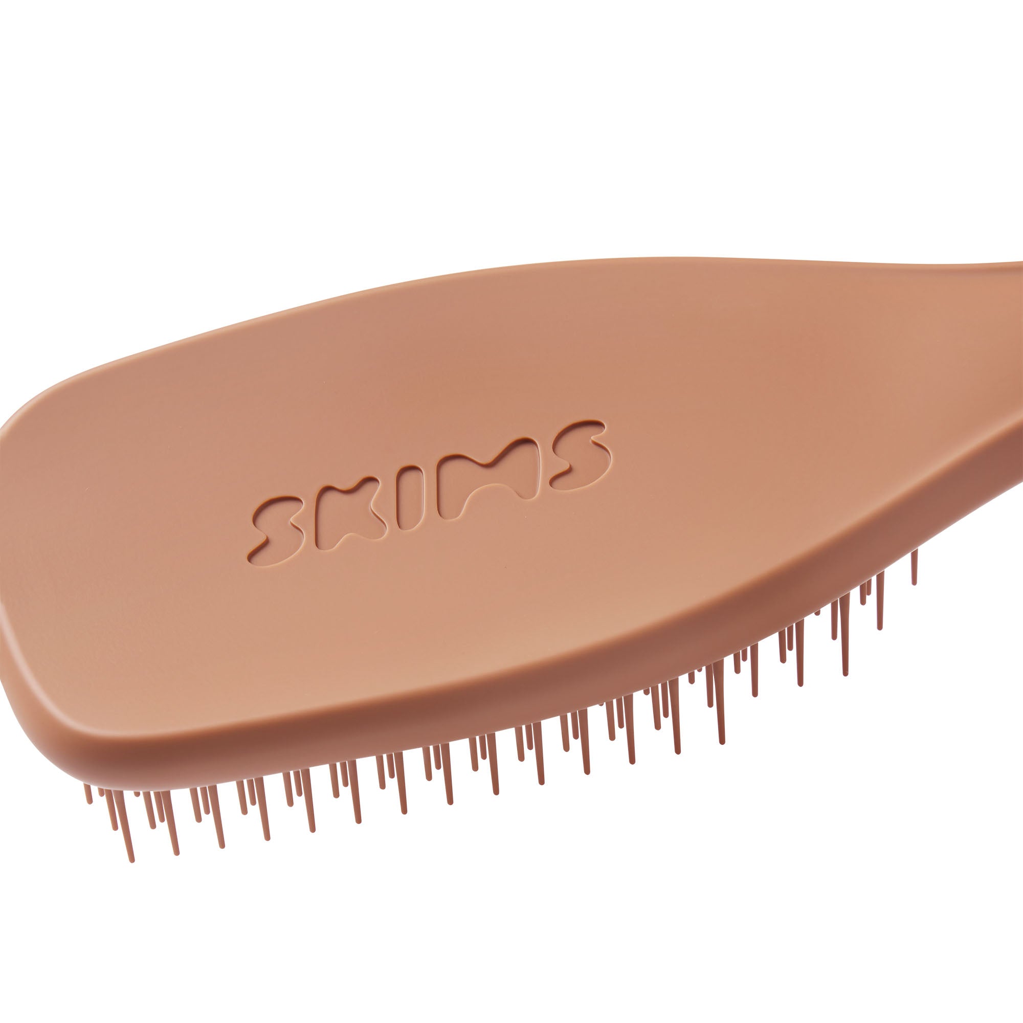 TANGLE TEEZER X SKIMS THE ULTIMATE DETANGLER | NATURALLY CURLY SIENNA FLAT ON A WHITE BACKGROUND | FLT