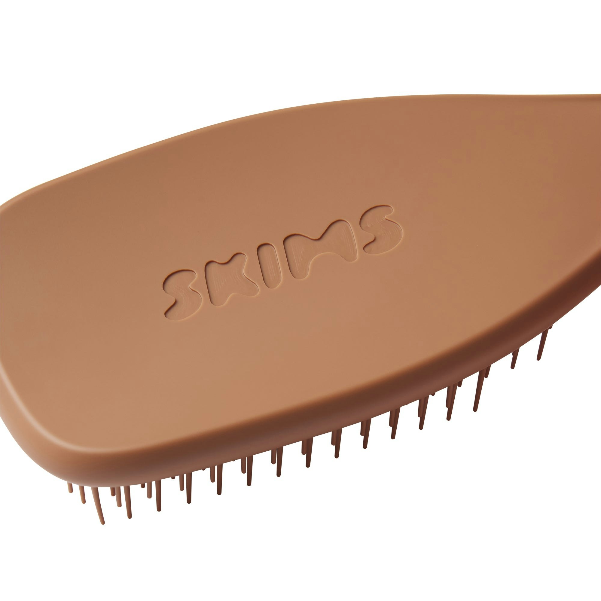 TANGLE TEEZER X SKIMS THE ULTIMATE DETANGLER | NATURALLY CURLY SIENNA FLAT ON A WHITE BACKGROUND | FLT