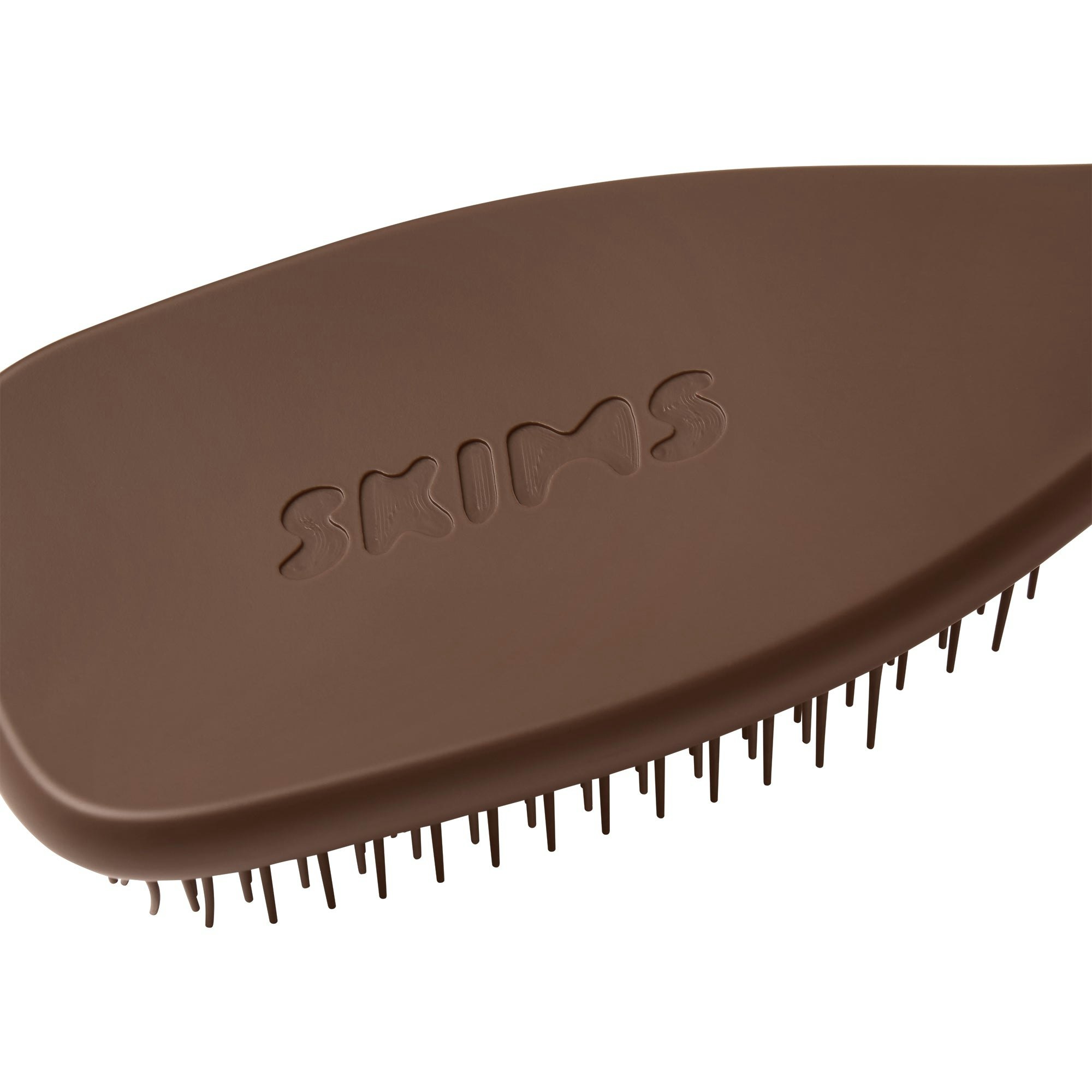 TANGLE TEEZER X SKIMS THE ULTIMATE DETANGLER | EXTRA GENTLE JASPER FLAT ON A WHITE BACKGROUND | FLT