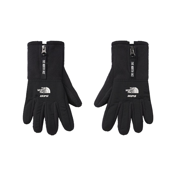 THE NORTH FACE X SKIMS RETRO DENALI FLEECE GLOVES | ONYX FLAT ON A WHITE BACKGROUND | FLT