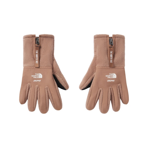 THE NORTH FACE X SKIMS RETRO DENALI FLEECE GLOVES | SIENNA FLAT ON A WHITE BACKGROUND | FLT