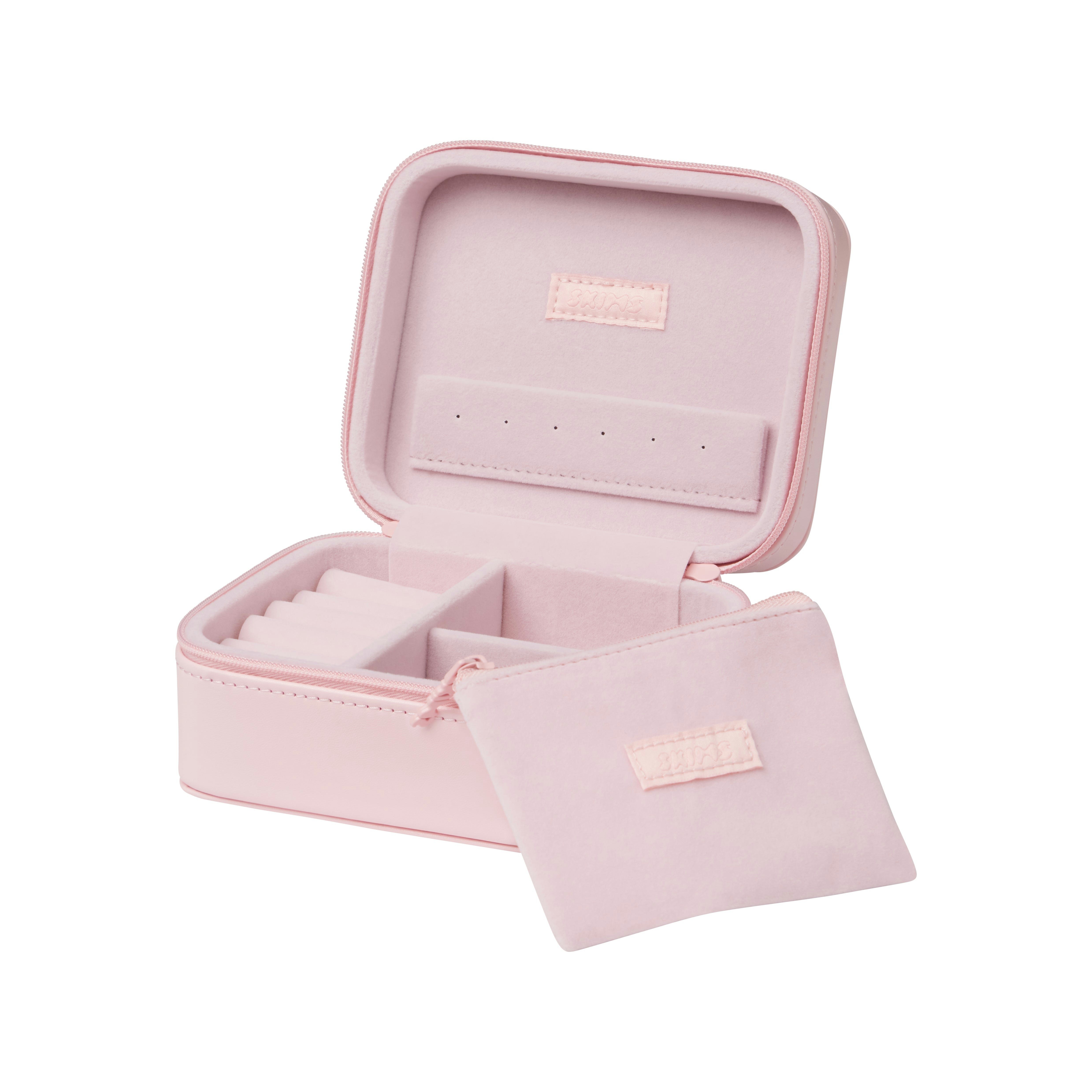 TRAVEL JEWELRY CASE | BALLET FLAT ON A WHITE BACKGROUND | FLT