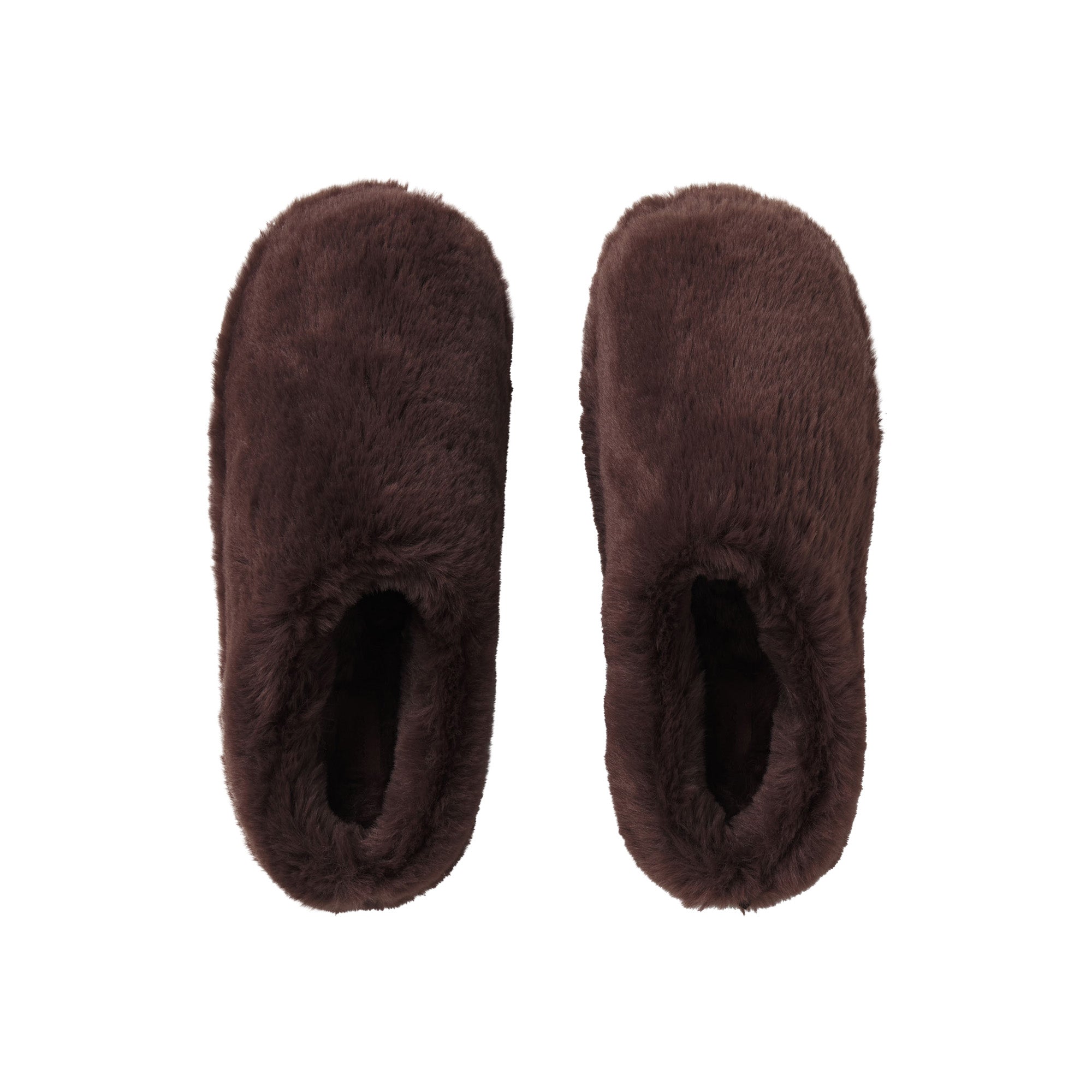 FAUX FUR SLIPPER | ESPRESSO FLAT ON A WHITE BACKGROUND @ | FOCUS: 0.0, 1.0, 0.9