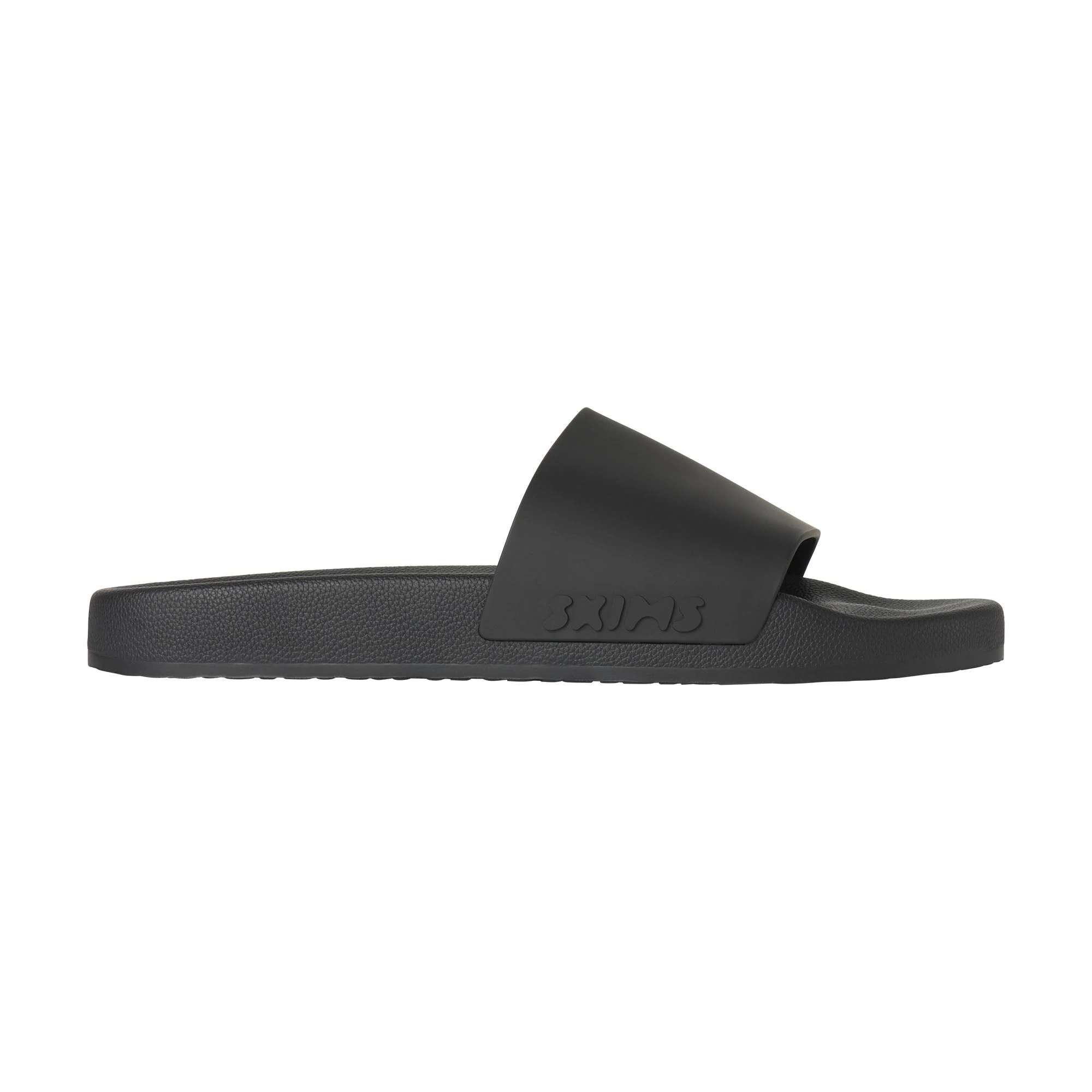 SKIMS ACCESSORIES MENS POOL SLIDE | ONYX FLAT ON A WHITE BACKGROUND | FLT