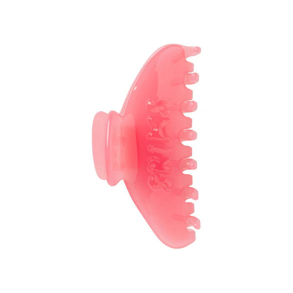 GETTING READY ACCESSORIES EMBOSSED LOGO CLAW CLIP | MELON LAYS FLAT ON A WHITE BACKGROUND | FLT