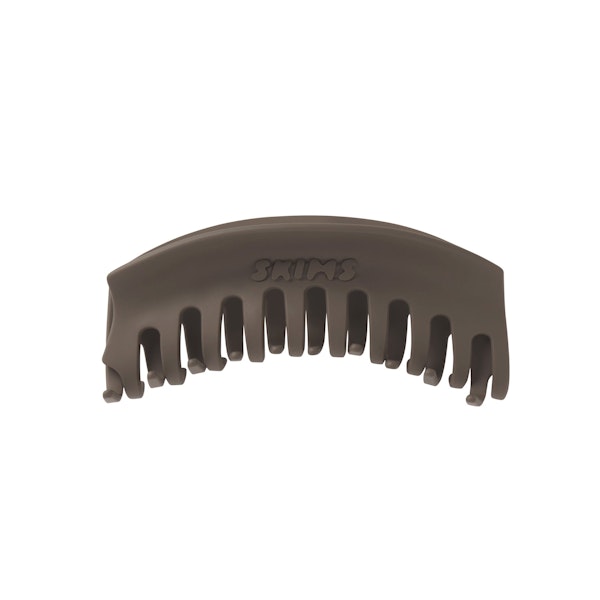 GETTING READY ACCESSORIES CURVED JUMBO CLAW CLIP | TRUFFLE (HAIR ACCESSORIES, ACCESSORIES) FLAT ON A WHITE BACKGROUND | FLT