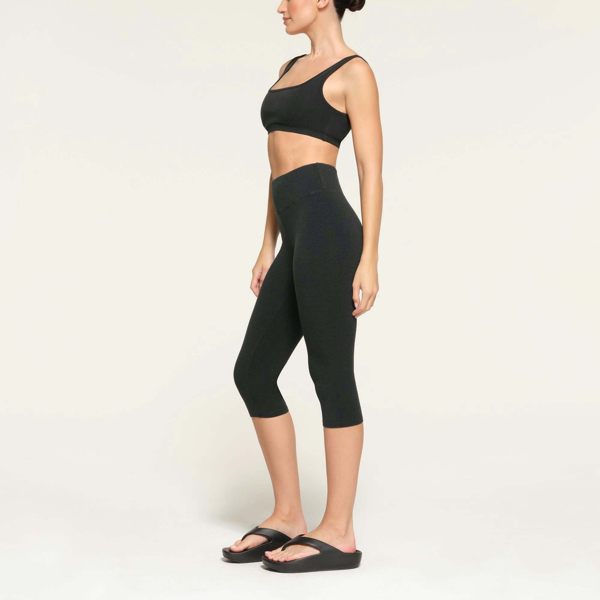 OUTDOOR CROPPED LEGGING WORN BY A MODEL IN SIDE VIEW