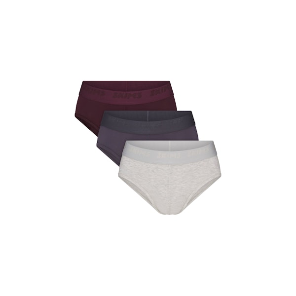 SKIMS STRETCH MENS BRIEF 3-PACK | RAVEN MULTI FLAT ON A WHITE BACKGROUND | FLT @ | FOCUS: 0.0, 1.0, 0.9