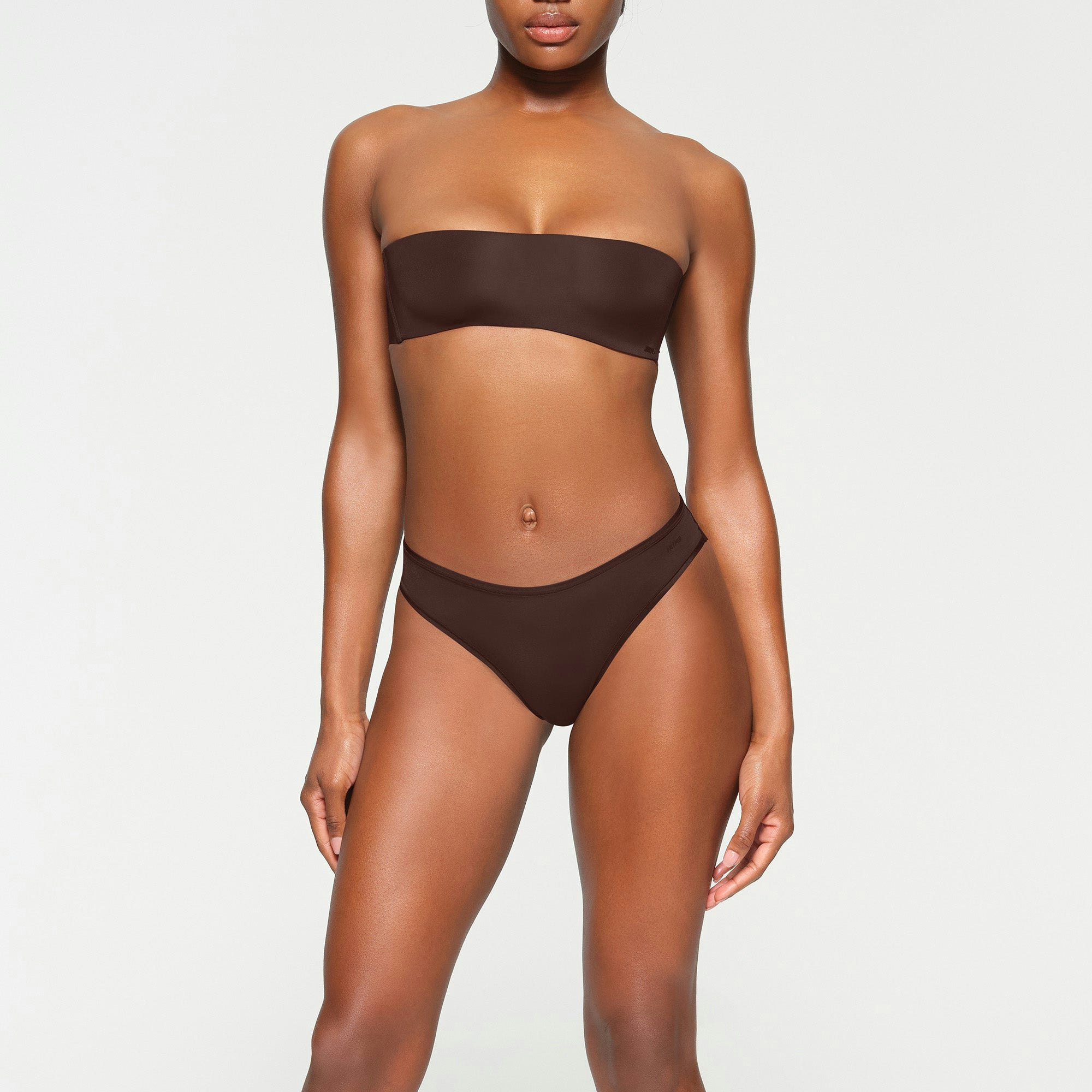 WIRELESS FORM STRAPLESS BRA WORN BY A MODEL IN FRONT VIEW