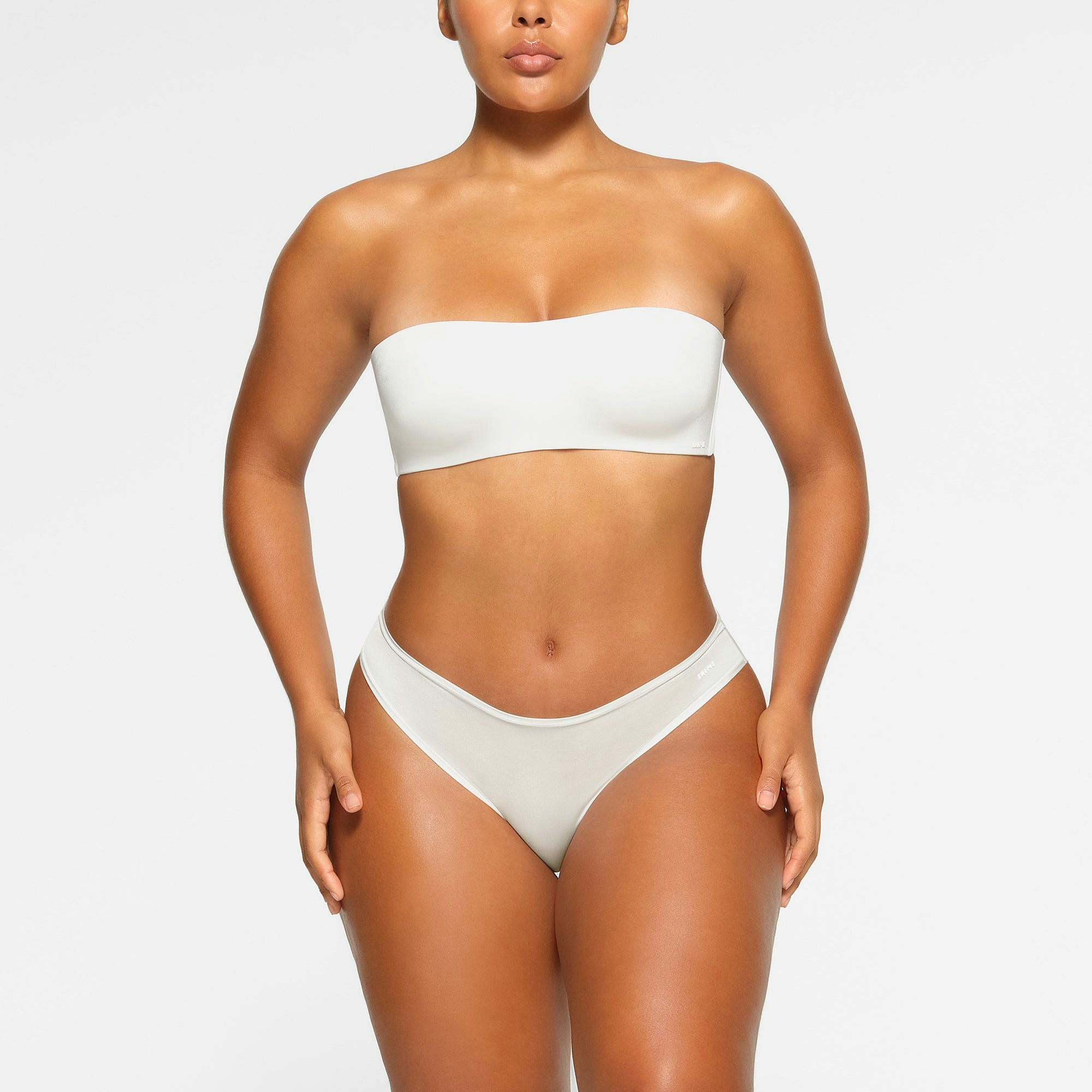 WIRELESS FORM STRAPLESS BRA WORN BY A MODEL IN FRONT VIEW | SEE: M, L, XL