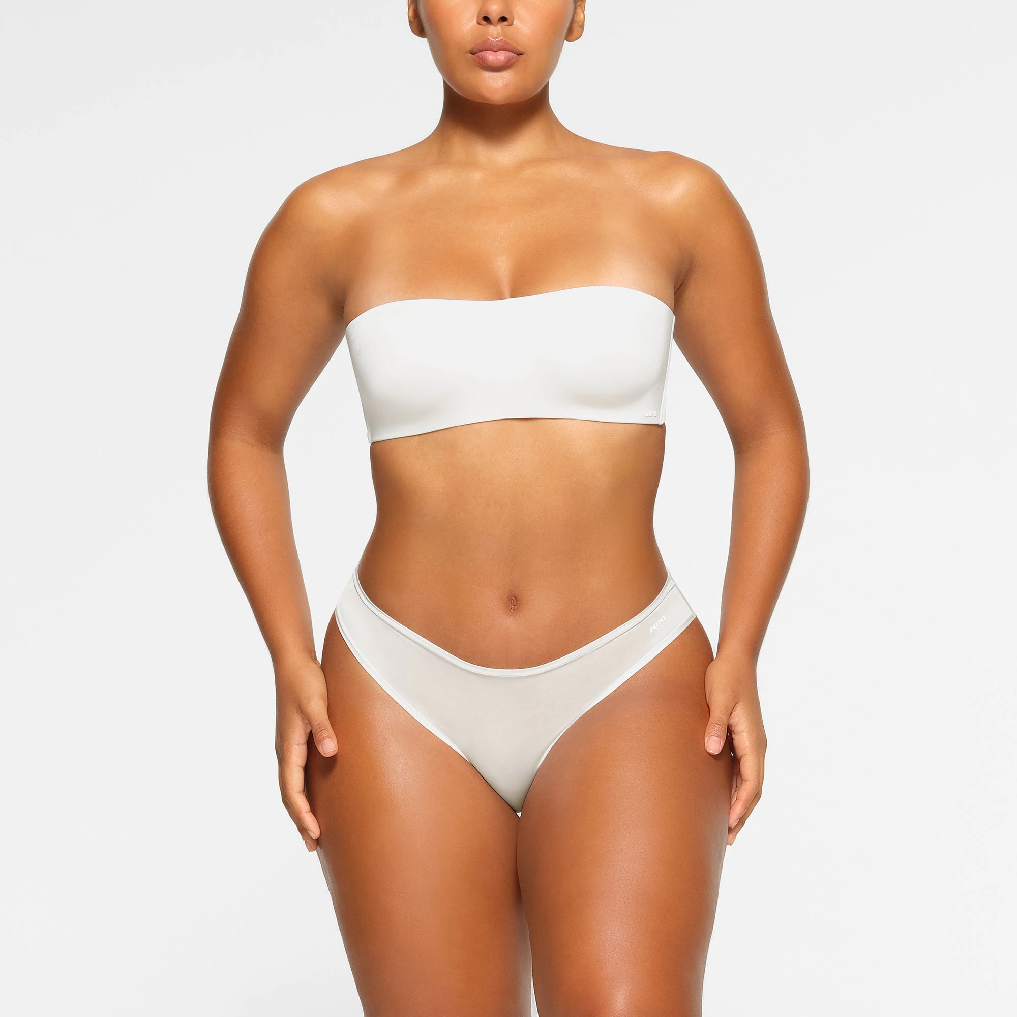 WIRELESS FORM STRAPLESS BRA WORN BY A MODEL IN FRONT VIEW | SEE: M, L, XL