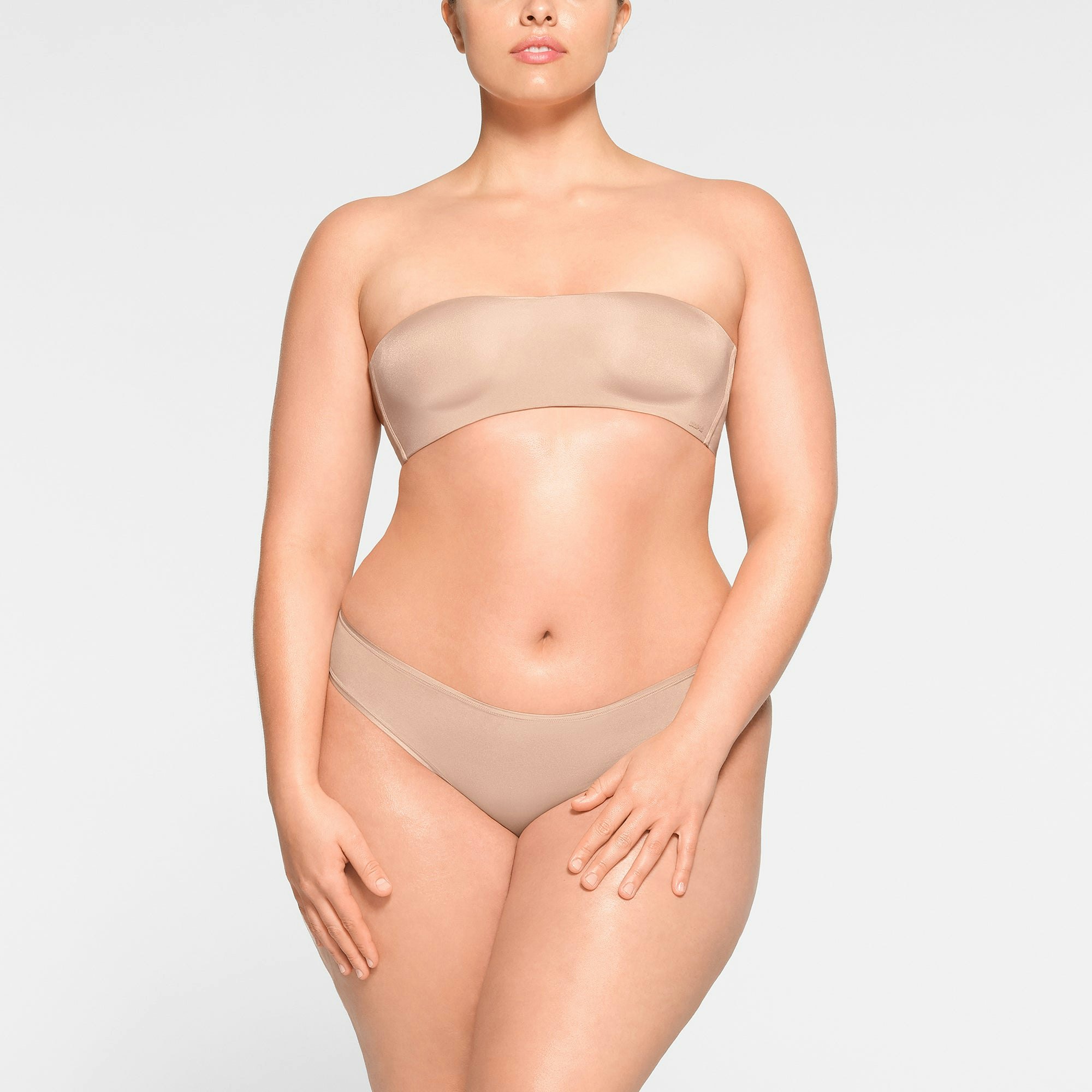 WIRELESS FORM STRAPLESS BRA WORN BY A MODEL IN FRONT VIEW