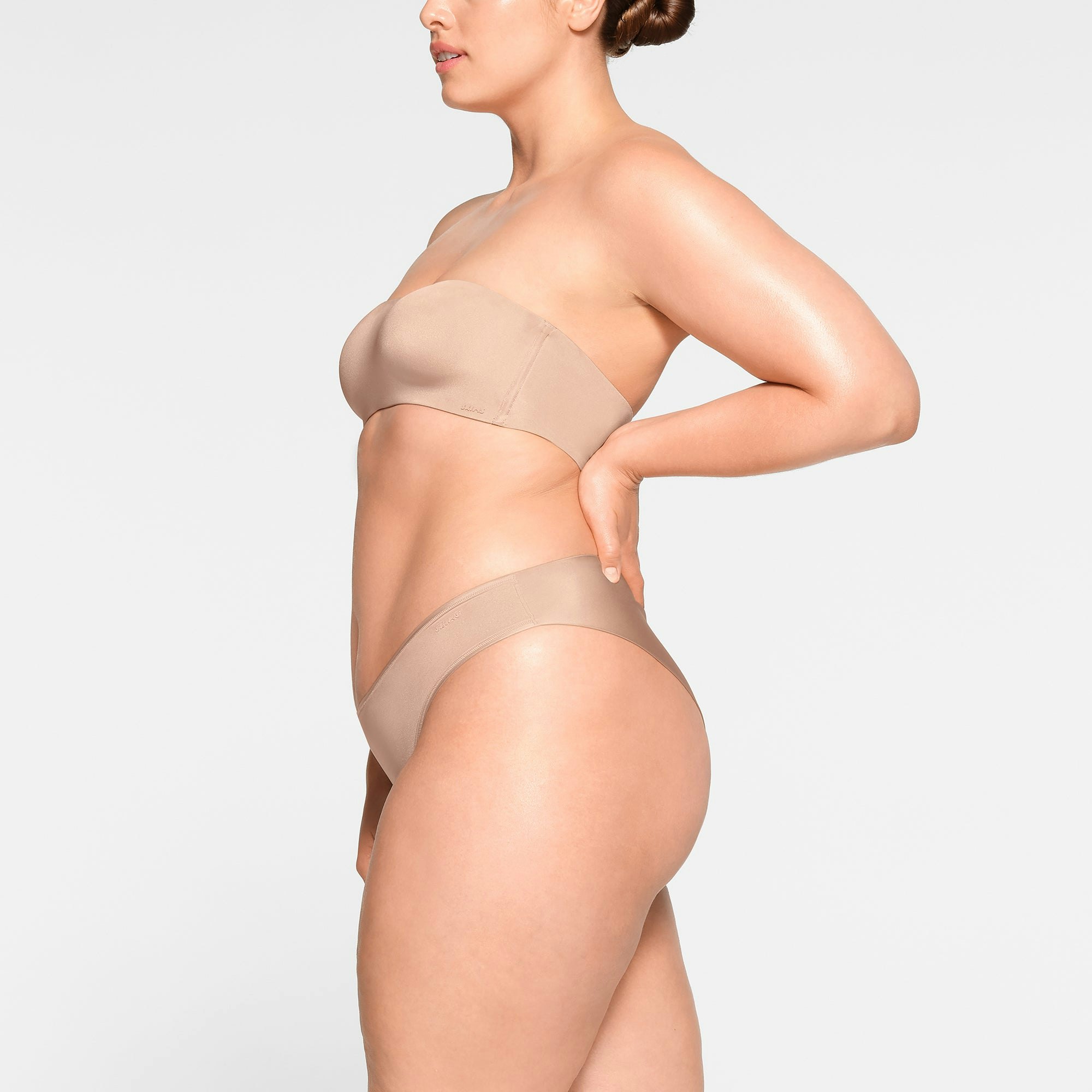 WIRELESS FORM STRAPLESS BRA WORN BY A MODEL IN SIDE VIEW