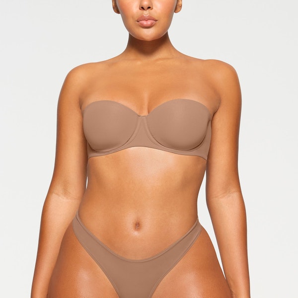 FITS EVERYBODY STRAPLESS BRA WORN BY A MODEL IN FRONT VIEW