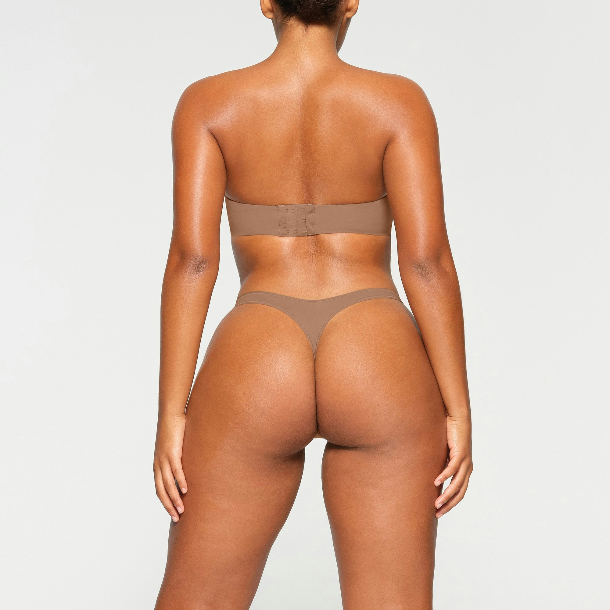 FITS EVERYBODY STRAPLESS BRA WORN BY A MODEL IN BACK VIEW