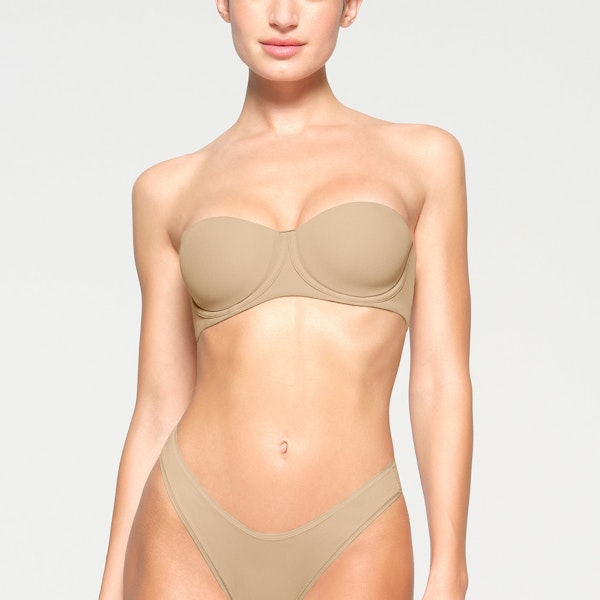 FITS EVERYBODY STRAPLESS BRA WORN BY A MODEL IN FRONT VIEW