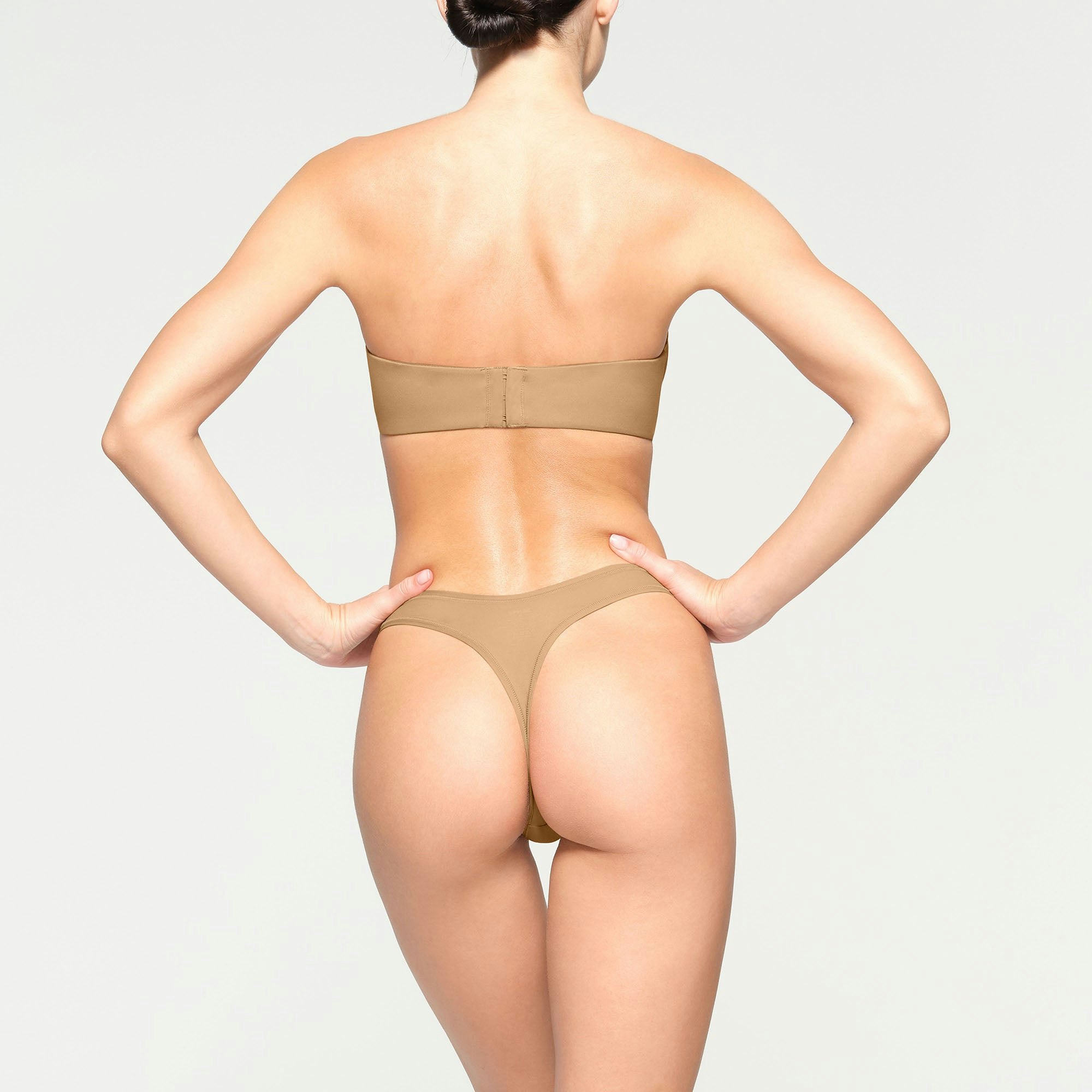 FITS EVERYBODY STRAPLESS BRA WORN BY A MODEL IN BACK VIEW