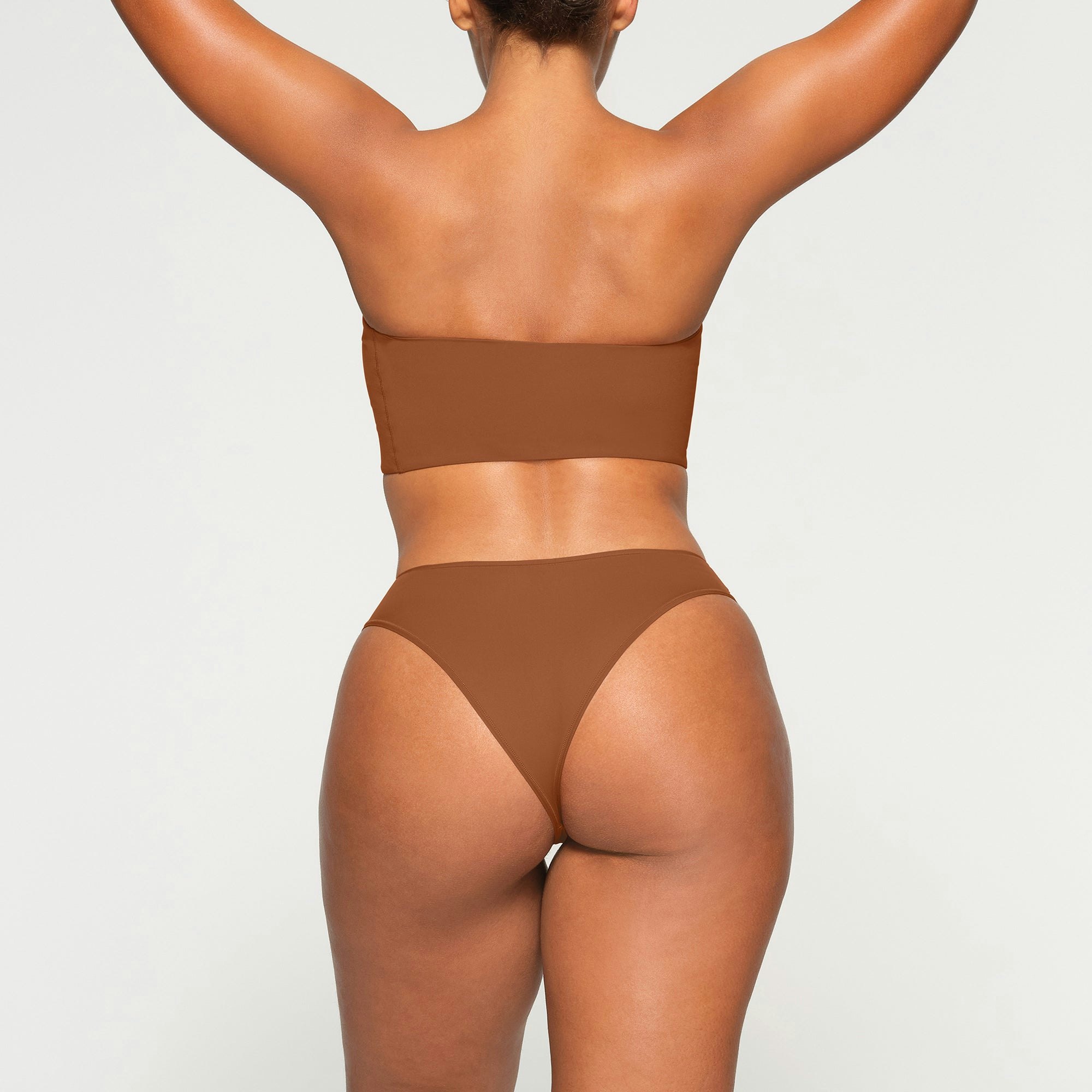FITS EVERYBODY BANDEAU WORN BY A MODEL IN BACK VIEW