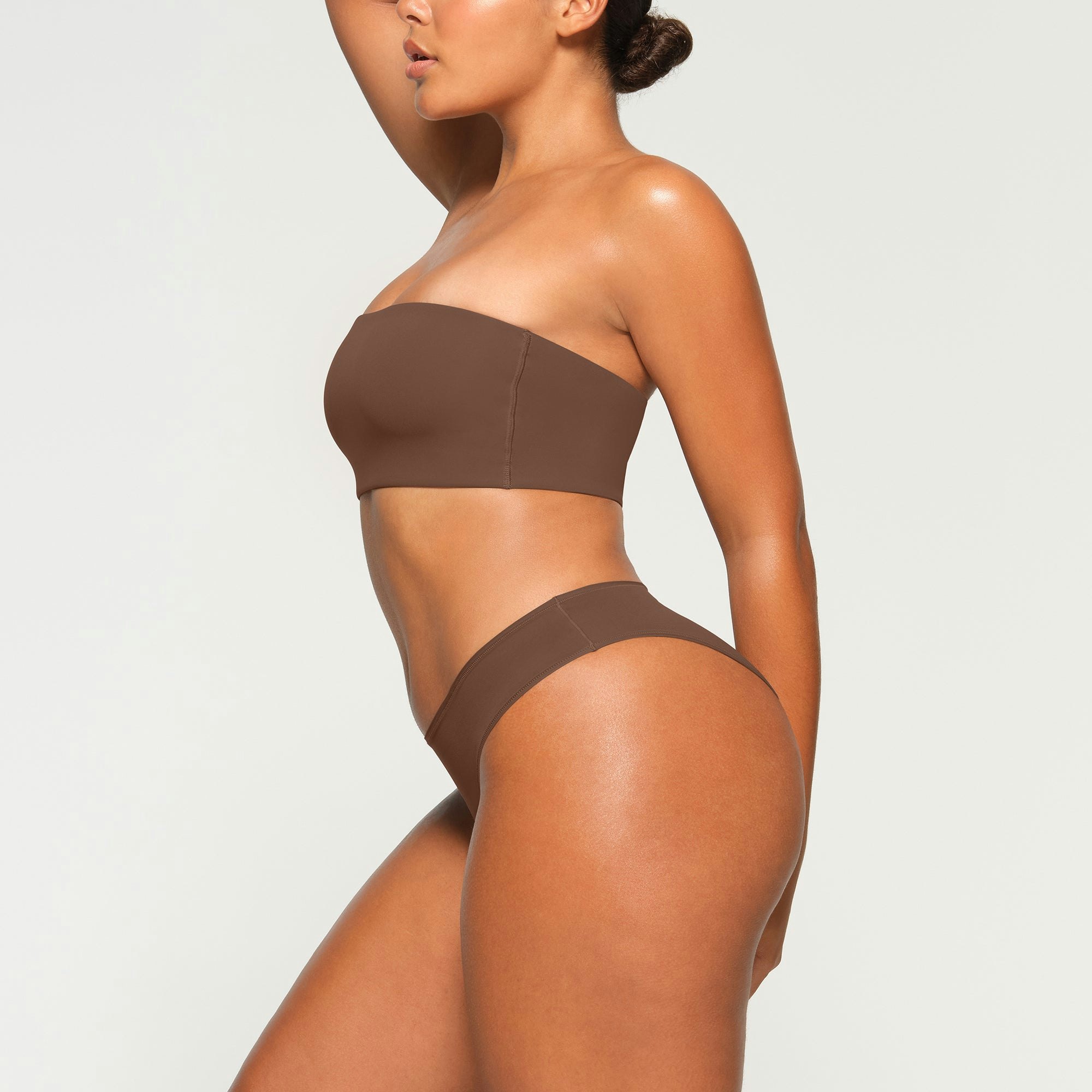 FITS EVERYBODY BANDEAU WORN BY A MODEL IN SIDE VIEW