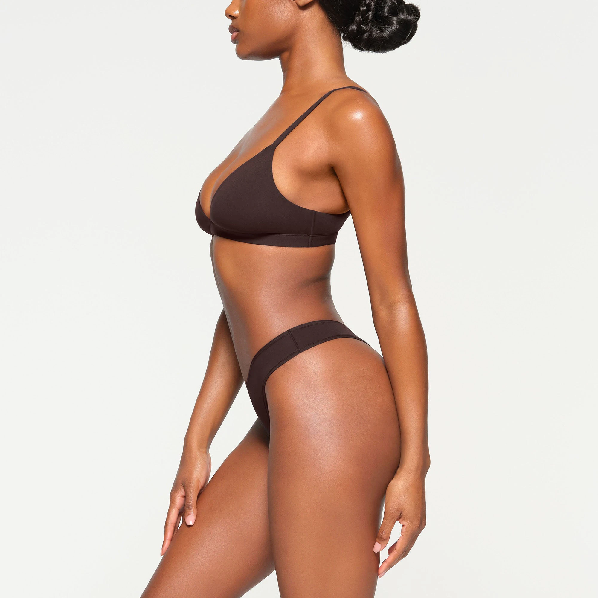 FITS EVERYBODY TRIANGLE BRALETTE WORN BY A MODEL IN SIDE VIEW