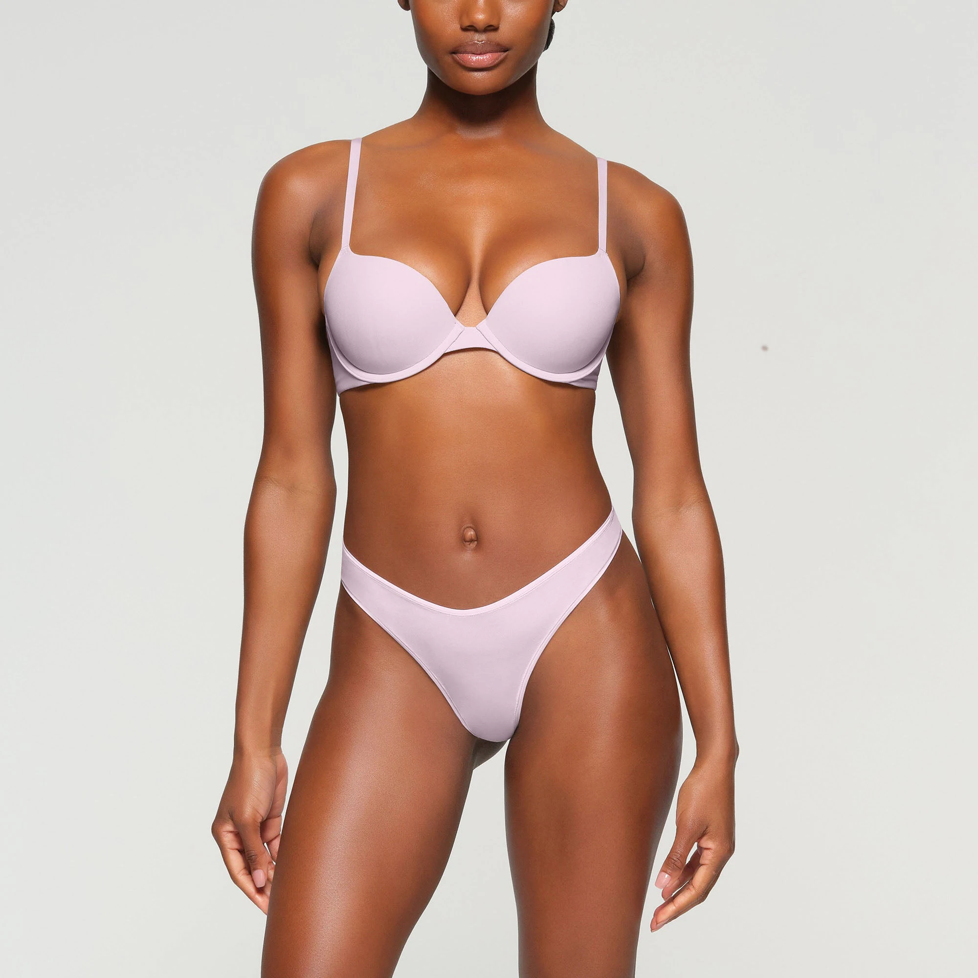 FITS EVERYBODY PUSH-UP BRA LWORN BY A MODEL IN FRONT VIEW