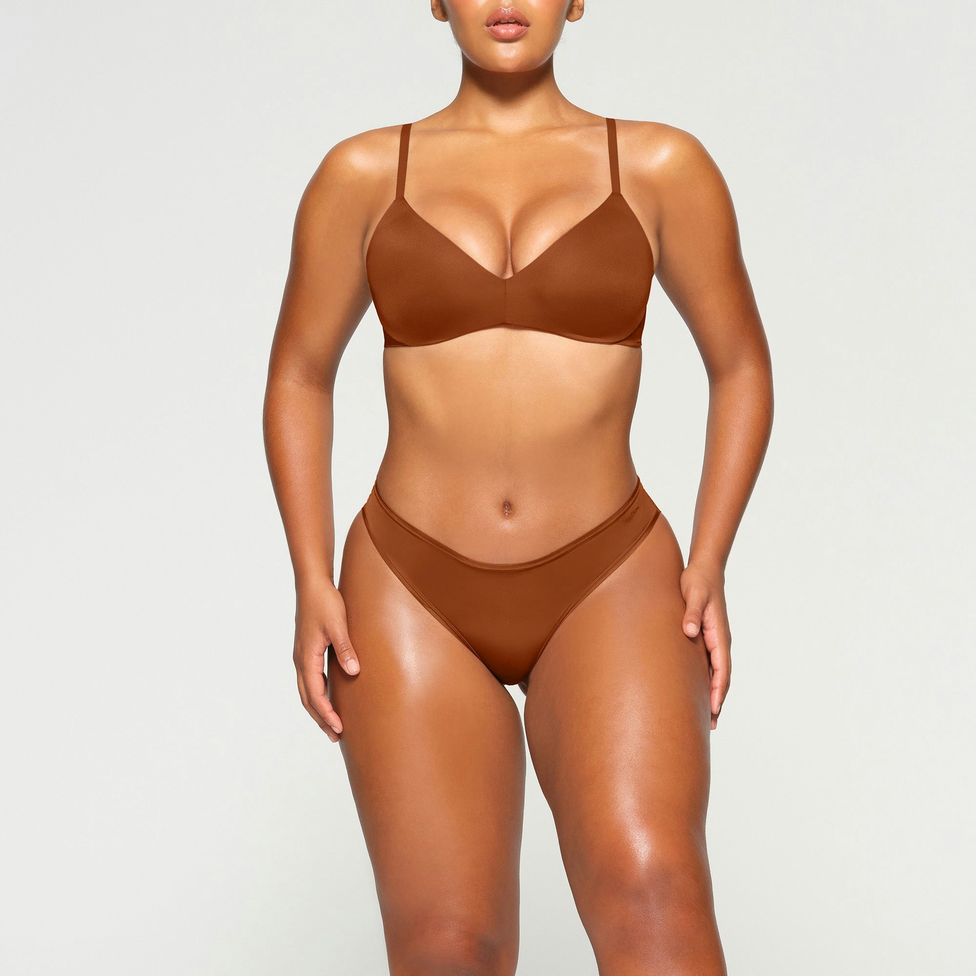 WIRELESS FORM PUSH-UP PLUNGE BRA WORN BY A MODEL IN FRONT VIEW | SEE: M, L, XL