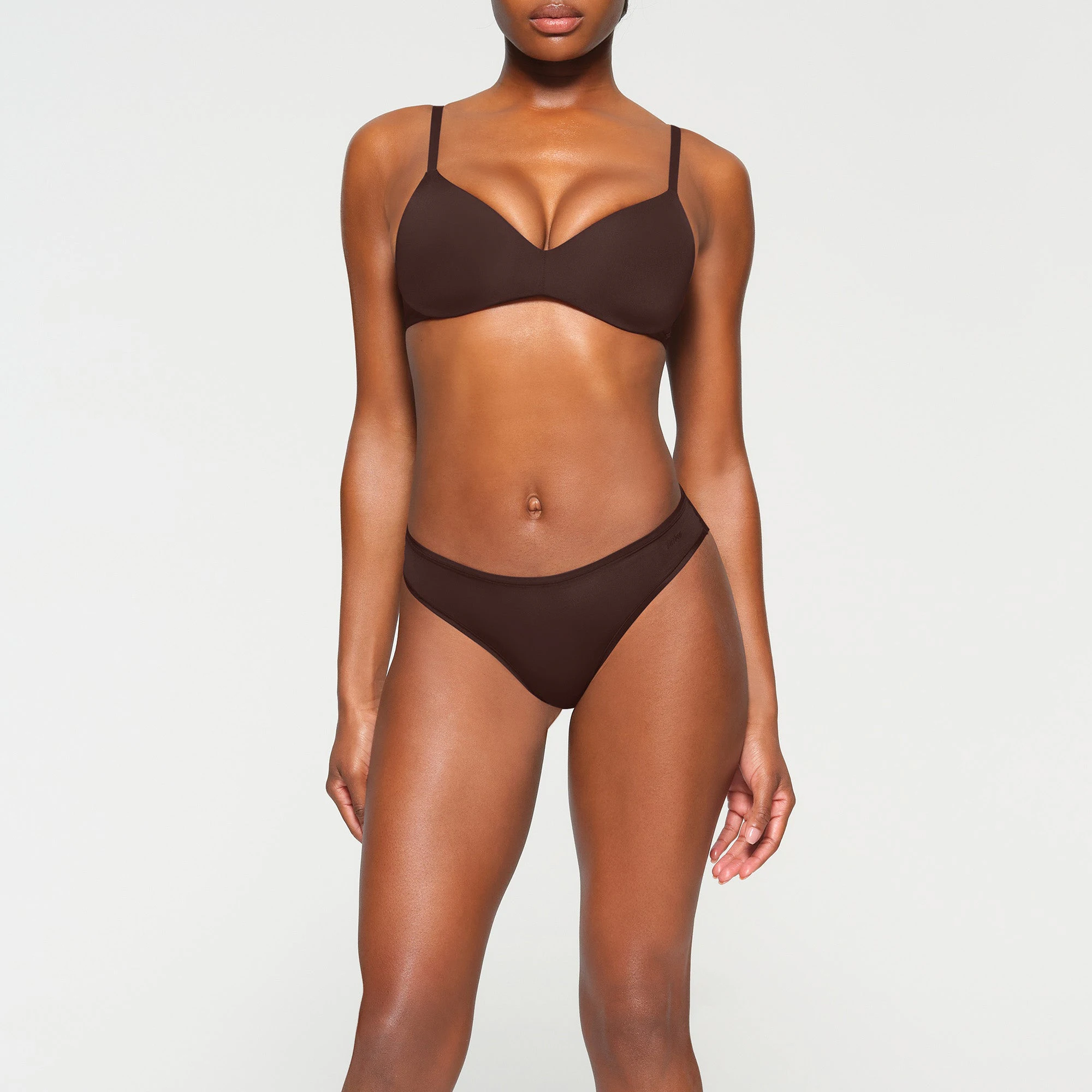 WIRELESS FORM PUSH-UP PLUNGE BRA WORN BY A MODEL IN FRONT VIEW | SEE: XXS, XS, S