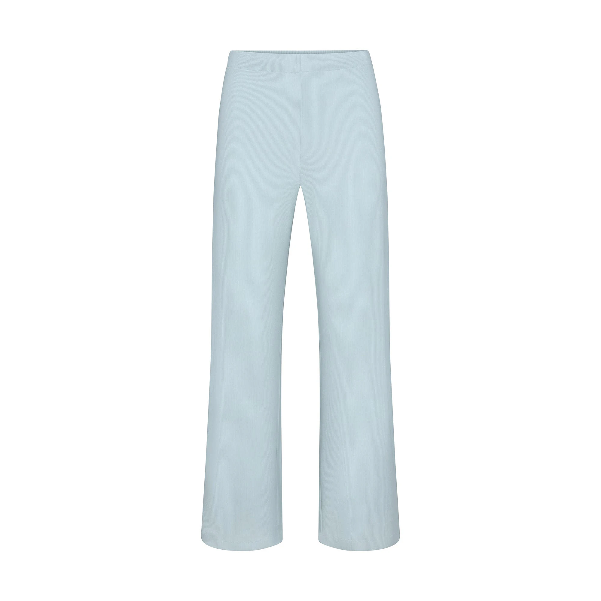 SOFT LOUNGE SLEEP SET | FROST ON A MODEL FRONT VIEW