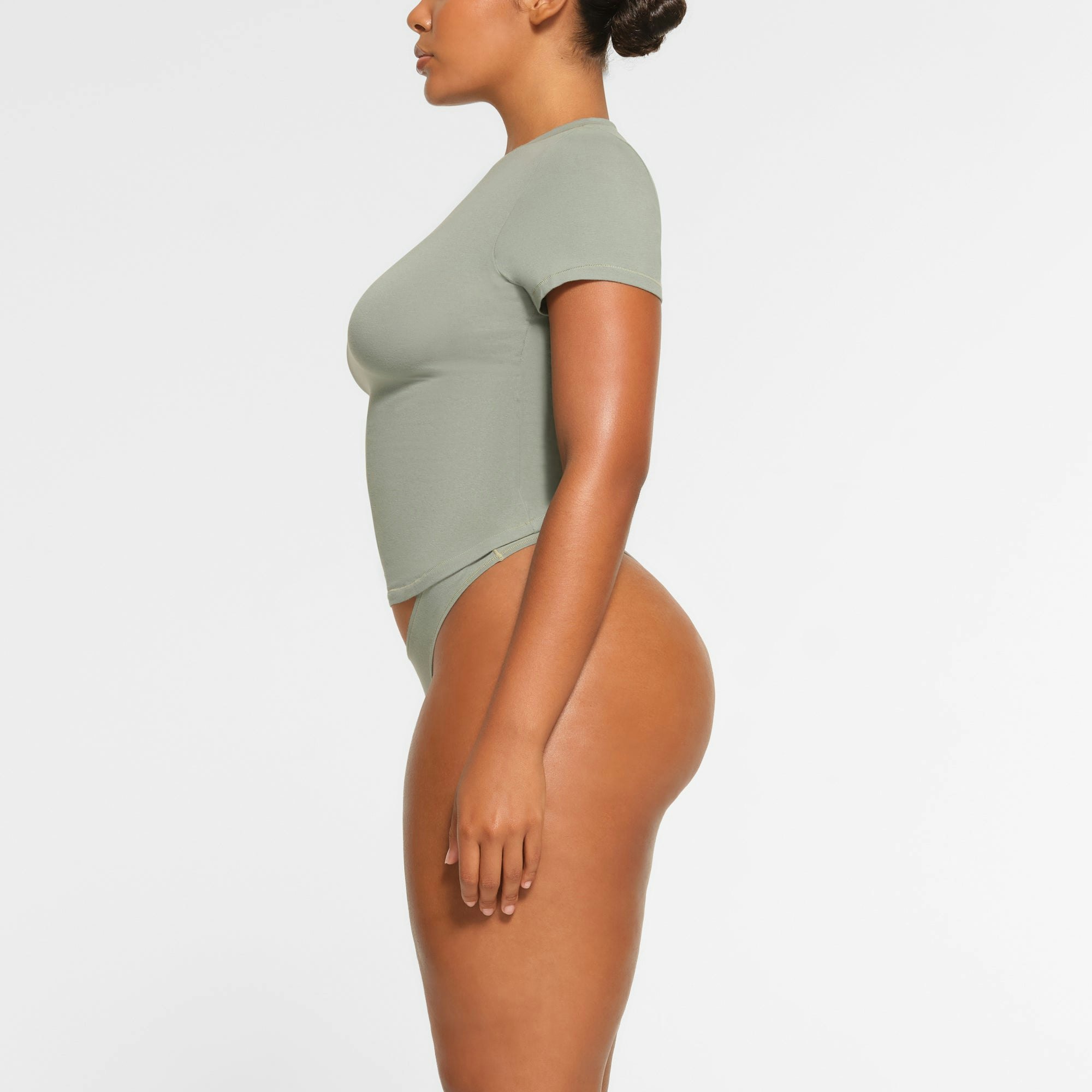 COTTON JERSEY T-SHIRT WORN BY A MODEL IN SIDE VIEW