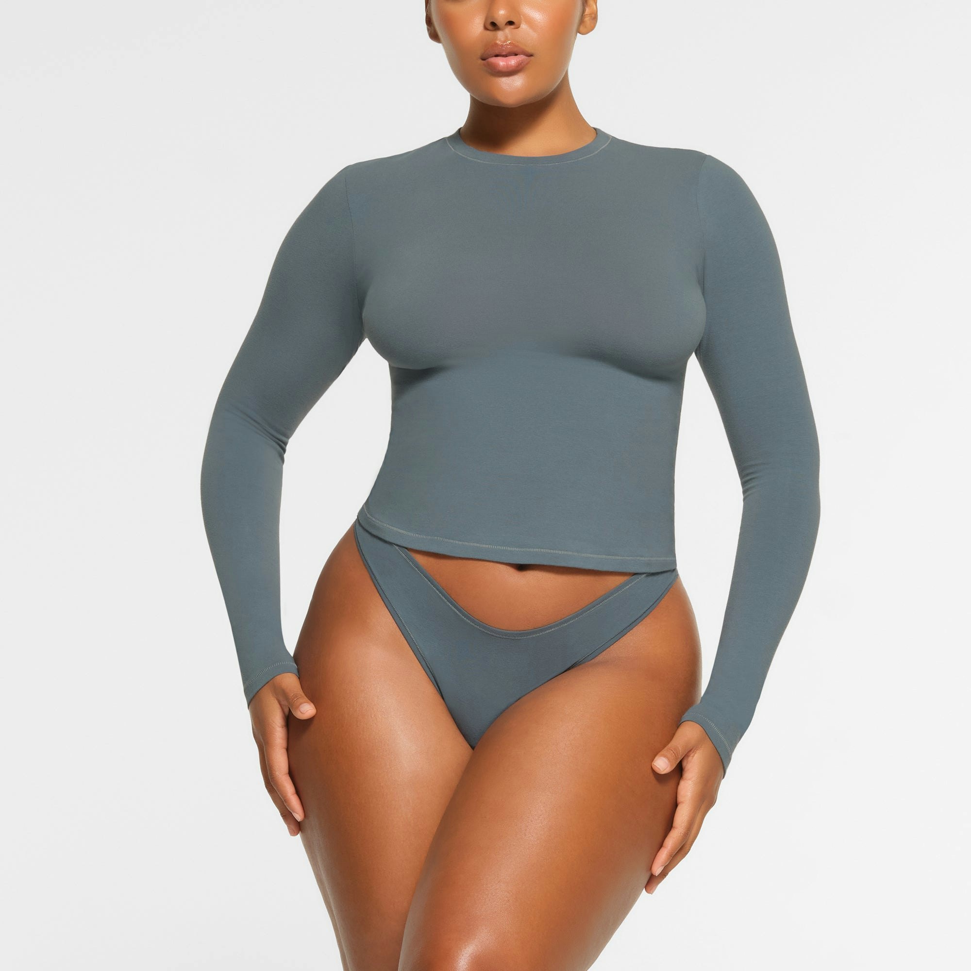 COTTON JERSEY LONG SLEEVE T-SHIRT WORN BY A MODEL IN FRONT VIEW