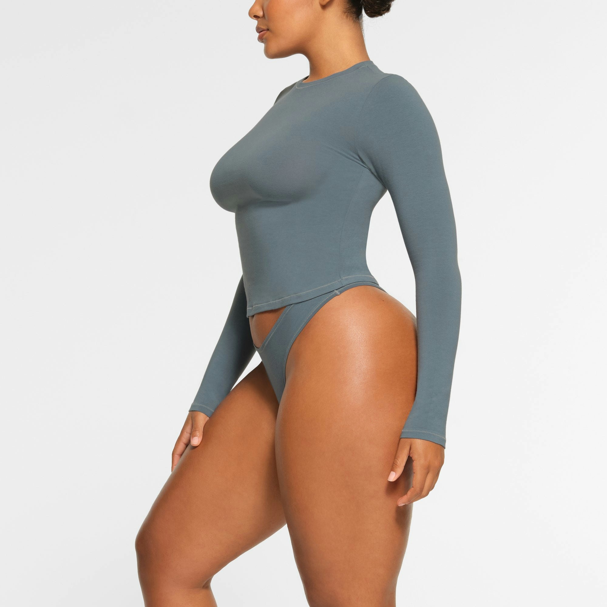 COTTON JERSEY LONG SLEEVE T-SHIRT WORN BY A MODEL IN SIDE VIEW