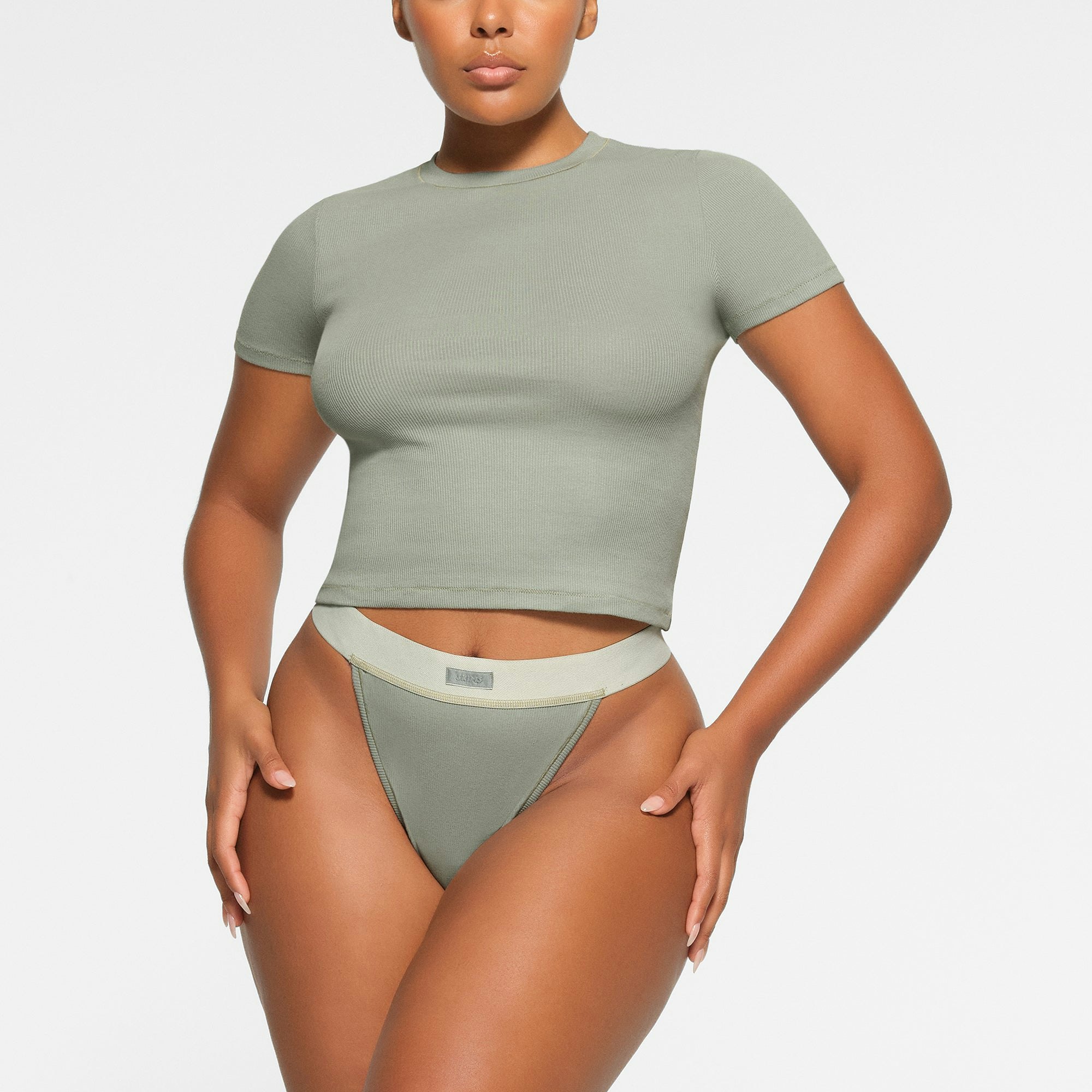 COTTON RIB T-SHIRT WORN BY A MODEL IN FRONT VIEW