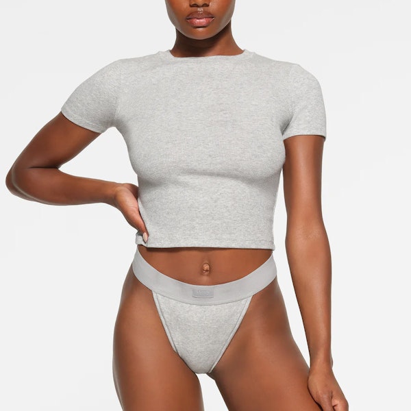 COTTON RIB T-SHIRT WORN BY A MODEL IN FRONT VIEW