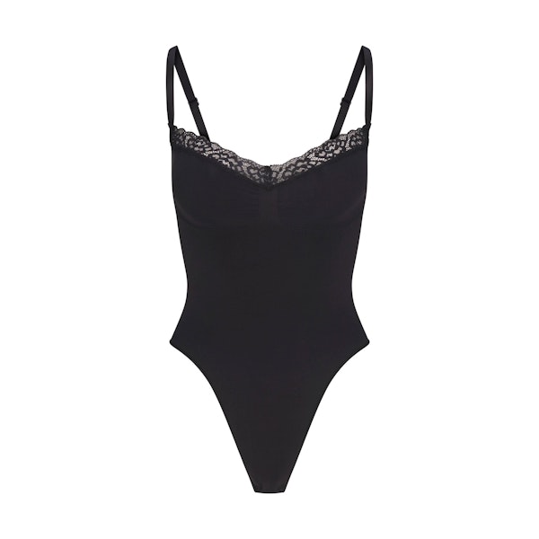 SEAMLESS SCULPT LACE THONG BODYSUIT | ONYX FLAT ON A WHITE BACKGROUND | FLT