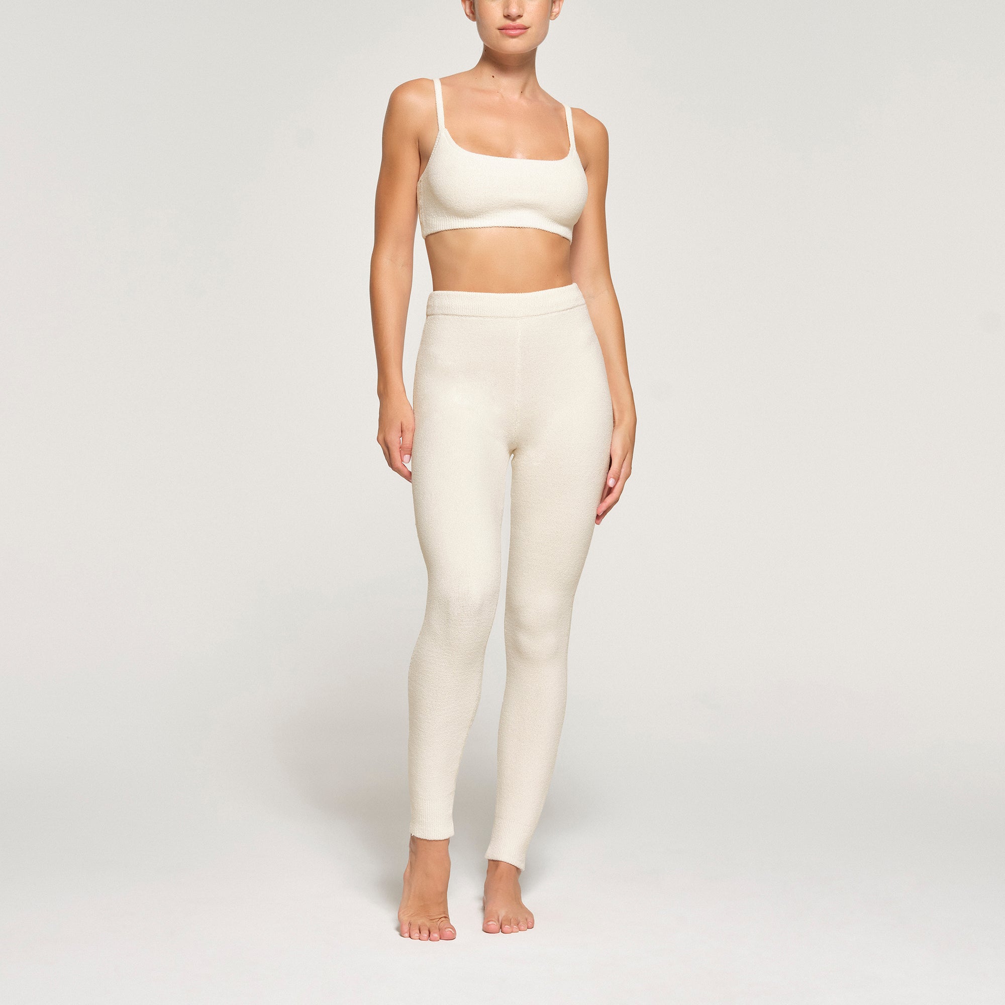 LIGHT COZY LEGGING WORN BY A MODEL IN FRONT VIEW